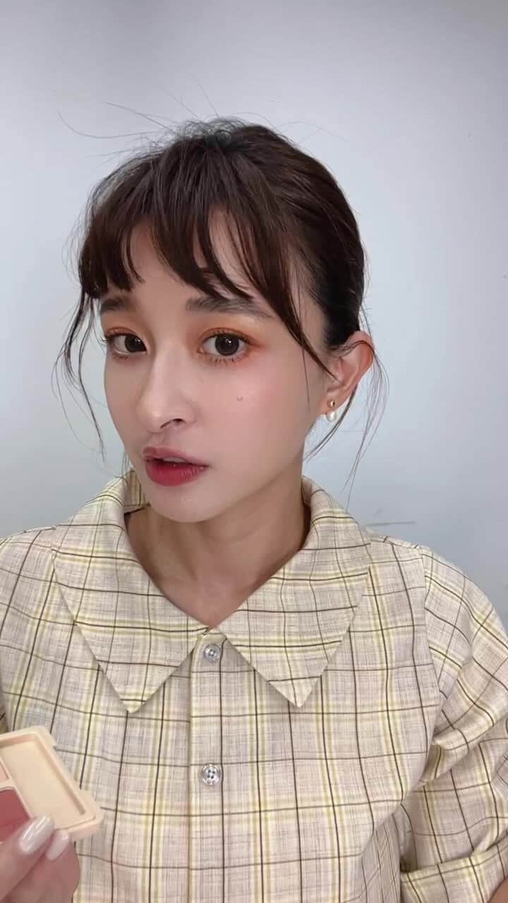 Kerinaのインスタグラム：「沒想到彩妝也能跟故宮的經典畫作聯名👏🏻 台灣故宮首度跟FreshO2彩妝品牌合作 推出了「清郎世寧畫仙萼長春冊」系列彩妝品 光看包裝就很值得收🥹  直播中教大家很多我私藏的化妝技巧 輕鬆就能畫美美的～  官網結帳輸入折扣碼【KERINA】 滿$1000元打9折 使用期限至2022/09/30 除了折扣碼 直播最後也有提到妞粉才有的活動😁 快來留言告訴我你喜歡哪個品項吧」