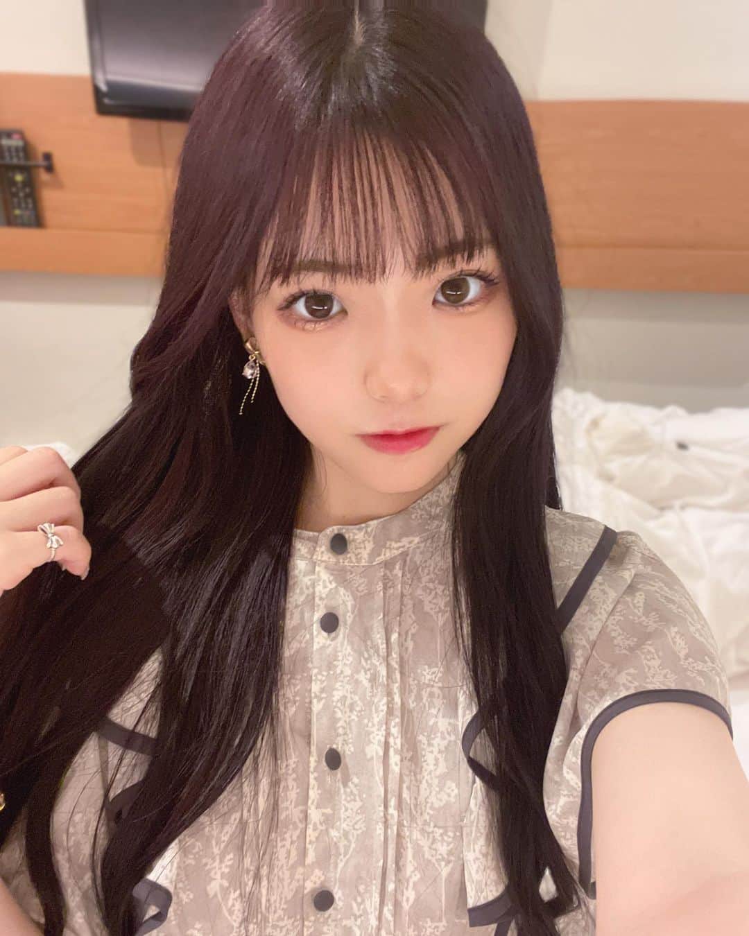 のインスタグラム：「⁡ ⁡ ⁡ ⁡ 髪染めたの似合ってるかなあ❔♡ ⁡ ⁡ ⁡  #miao#いいね返し#f4f#followme#03  #Japan#自撮り#JD#インスタ#Instagram#アイドル#リール#tiktok#ラベンダーピンク#ピンクラベンダー#ディープラベンダー#olivedesolive」