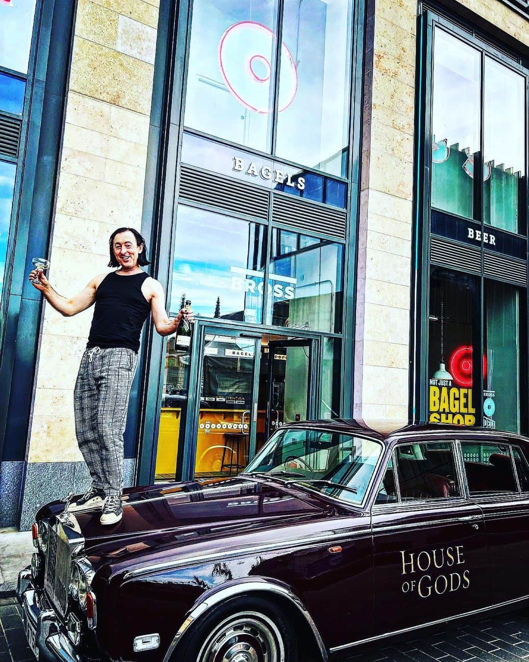 アラン・カミングのインスタグラム：「Last night! Showbiz!  @bross_bagels @houseofgodshotel」