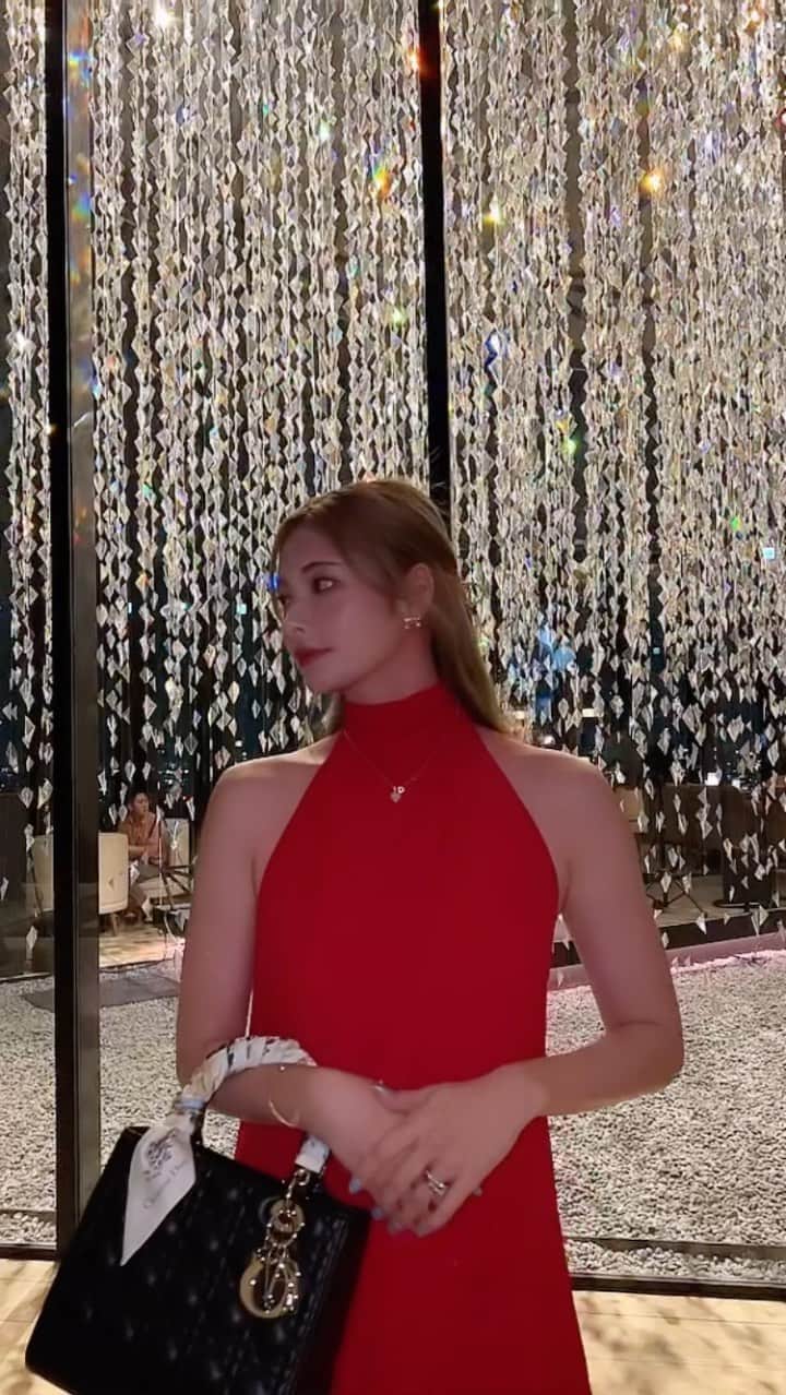 のインスタグラム：「1杯しか飲んでないのに真っ赤🥵 赤くなる体質嫌だ〜！ 気にせず飲みたい。笑  ここのキラキラといえば！✨✨✨ @conradosaka   ・ ・ ・ ・ ・ ・ ・ ・ ・ ・ ・ ・ ・ ・ ・ ・ ・ ・ #キラキラ#誕生日ディナー#誕生日ご飯#誕生日#コンラッド大阪#コンラッド#乾杯#鉄板焼き#シャンパン#ドレス#金髪#誕生日サプライズ#思い出の場所#8月生まれ#バースデー#夜景#大阪#大阪グルメ#お肉大好き#アラサー#アラサー女子#カップル#birthdaygirl#birthdayparty#champagne#お酒好き女子#夫婦デート#ホテル#ワンピース#ワンピースコーデ」