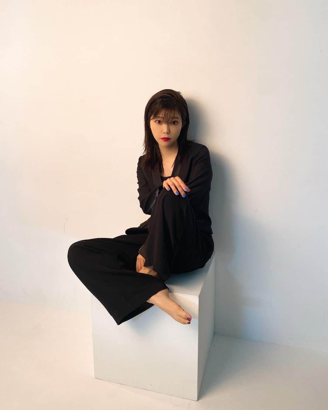 伊瀬茉莉也のインスタグラム：「📸  33歳の今の気分にぴったりな撮影をしてもらいました❕  自分らしさと 女性の格好良さを ヘアメイクさんとカメラマンさんに引き出してもらいました❕  ありがとうございます❕❕  #キムタクさまに習って　 #白いビックリマーク  #使っていこうと思う」