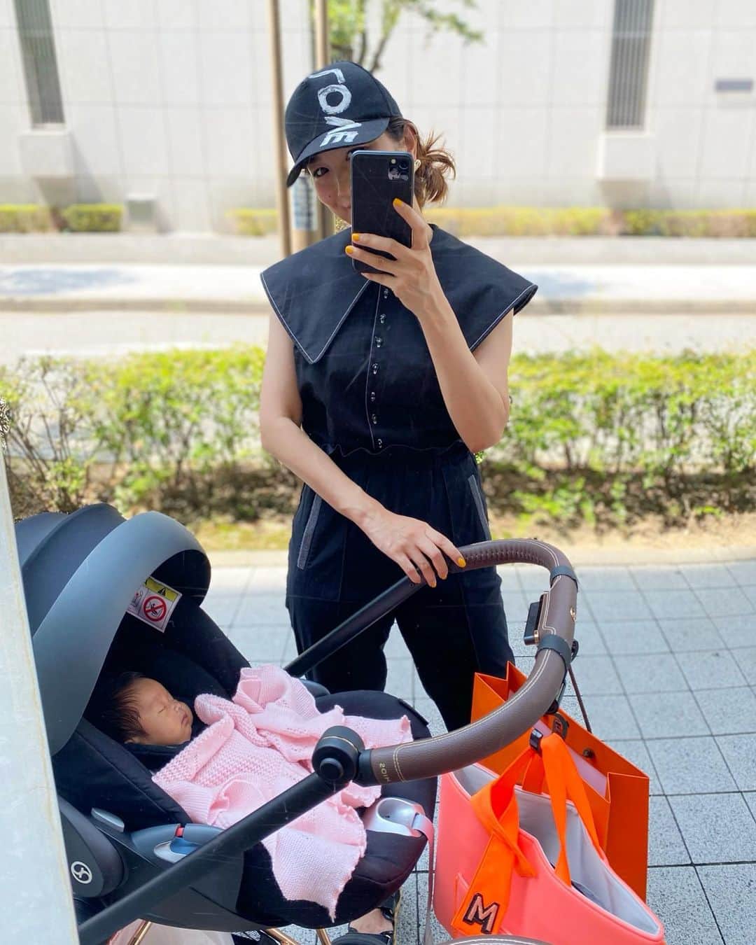 Mai Wakimizuのインスタグラム：「娘の健診の日♡すくすく元気に育ってくれていてホッと一安心♡病院には新生児の赤ちゃんが沢山居て胸キュンな時間でした＼(^o^)／そしてそして、優しい助産師さんに可愛いお洋服だねって褒められちゃいました♡(私の服ね。笑)このブラウス来年も絶対作ろう！と真加と話してたところなんです♡授乳中の私には手離せないブラウスになっちゃいました♡ #新生児#女の子ベビー#女の子ママ#mamalife#linkable」