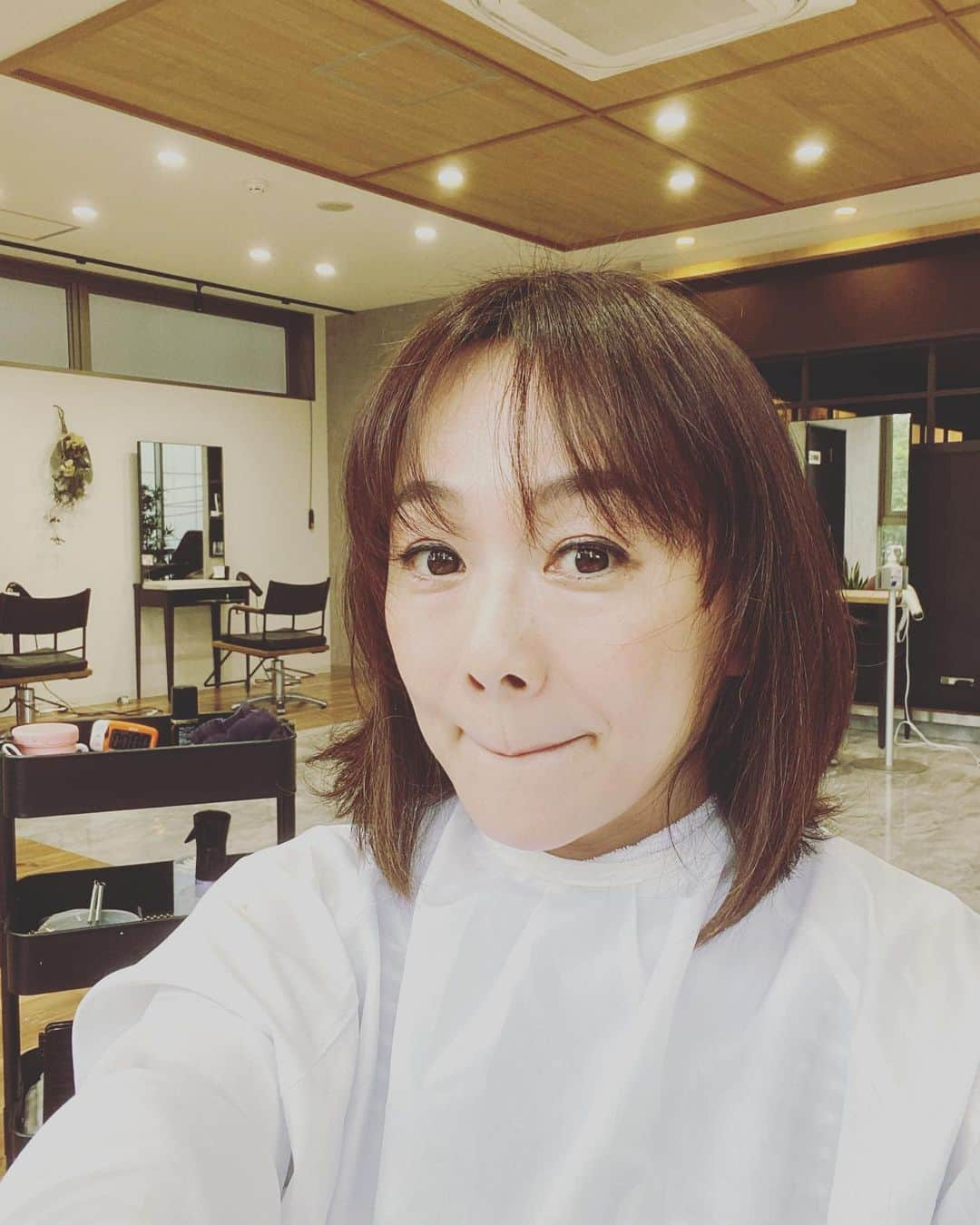 木佐彩子のインスタグラム：「Sendai😄😄😄  夫婦でカット＆カラーに来てまーす😄😄😄 ばっさり切るか少し伸ばすか迷っているんですが　手に取ったのは美容雑誌ならぬ仙台グルメ雑誌〜😝😝😝あはは 🤣🤣🤣  いや　本当にそろそろ決めないと👊👊👊」