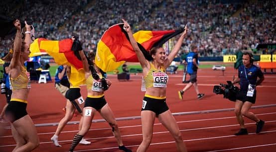 レベッカ・ハースのインスタグラム：「Wir sind Europameisterinnen 🥇🥇🥇🥇  Das ist nicht mehr in Worte zu fassen!   Danke @munich2022 🙏🏼 Danke an alle die uns angefeuert und die Daumen gedrückt haben!  #deutschersprintistgeil #frauenpower #europeanchampionship #europameisterschaft #europameisterinnen   📸 @beautifulsports @philippreinhard」