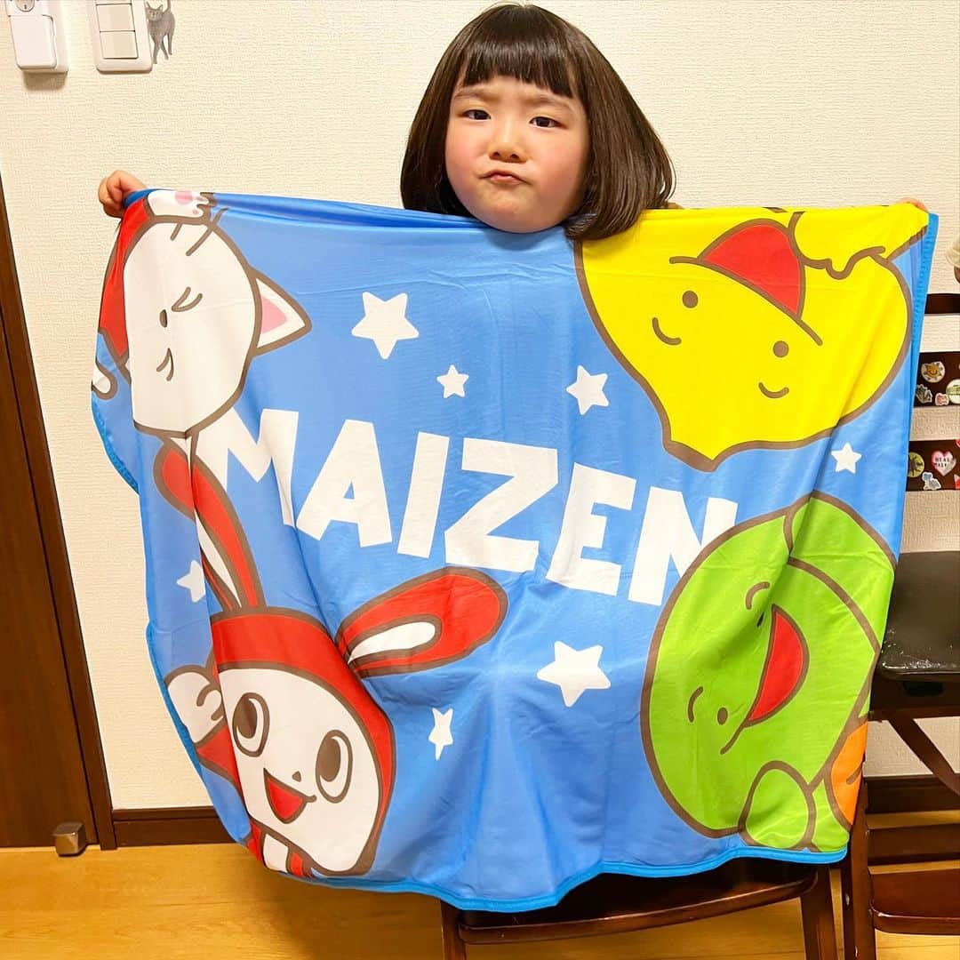 ゆうひなたのインスタグラム：「. . . パパがゲームセンターで 取ってくれたらしく ご機嫌さん🤩✨✨. . . ゆうひなが一生懸命 説明してくれるんやけど おかーちゃんには マイゼンシスターズが わからないから伝わらない😭😭笑 マイゼンシスターズに ハマっているらしいです！！！ 現場からは以上です😂💨💨. . .」