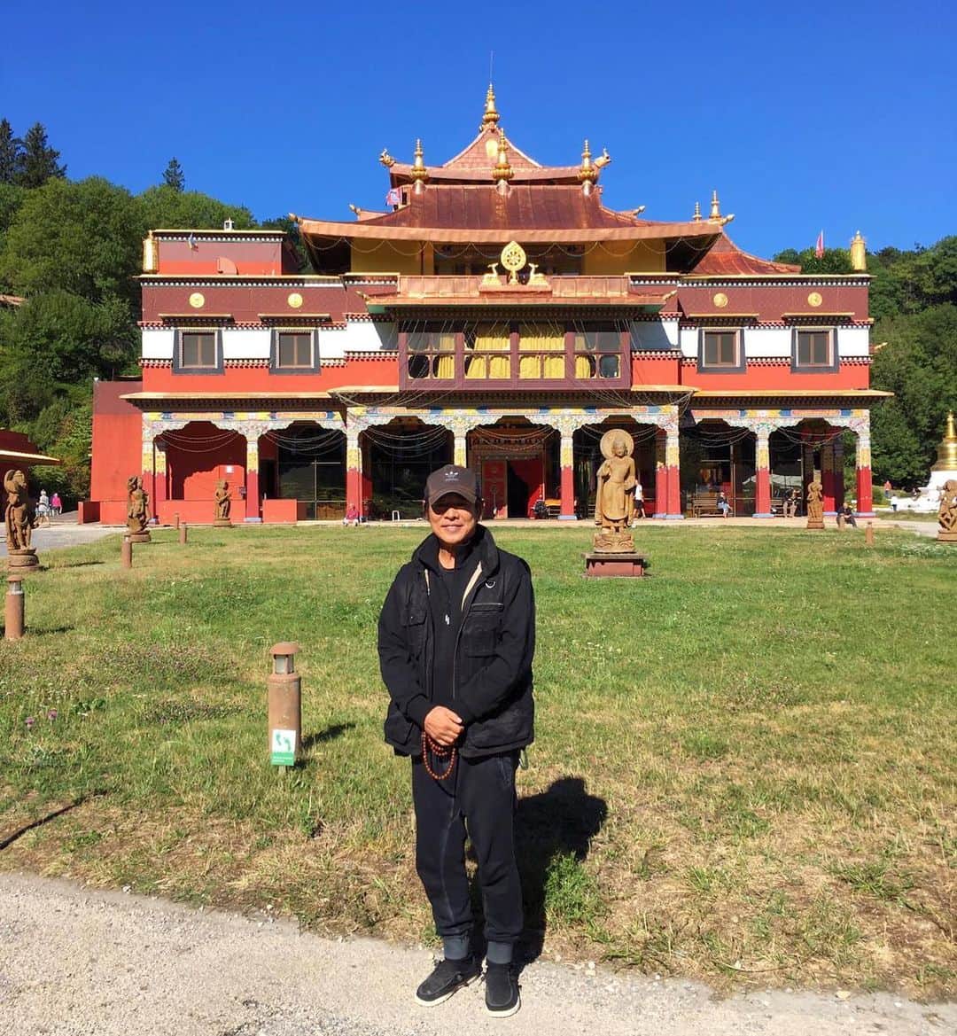 ジェット・リーのインスタグラム：「Sogyal Rinpoche, I kept my promise and completed a three week retreat at your beautiful temple. Your students treated me like a brother and it felt just like home.」