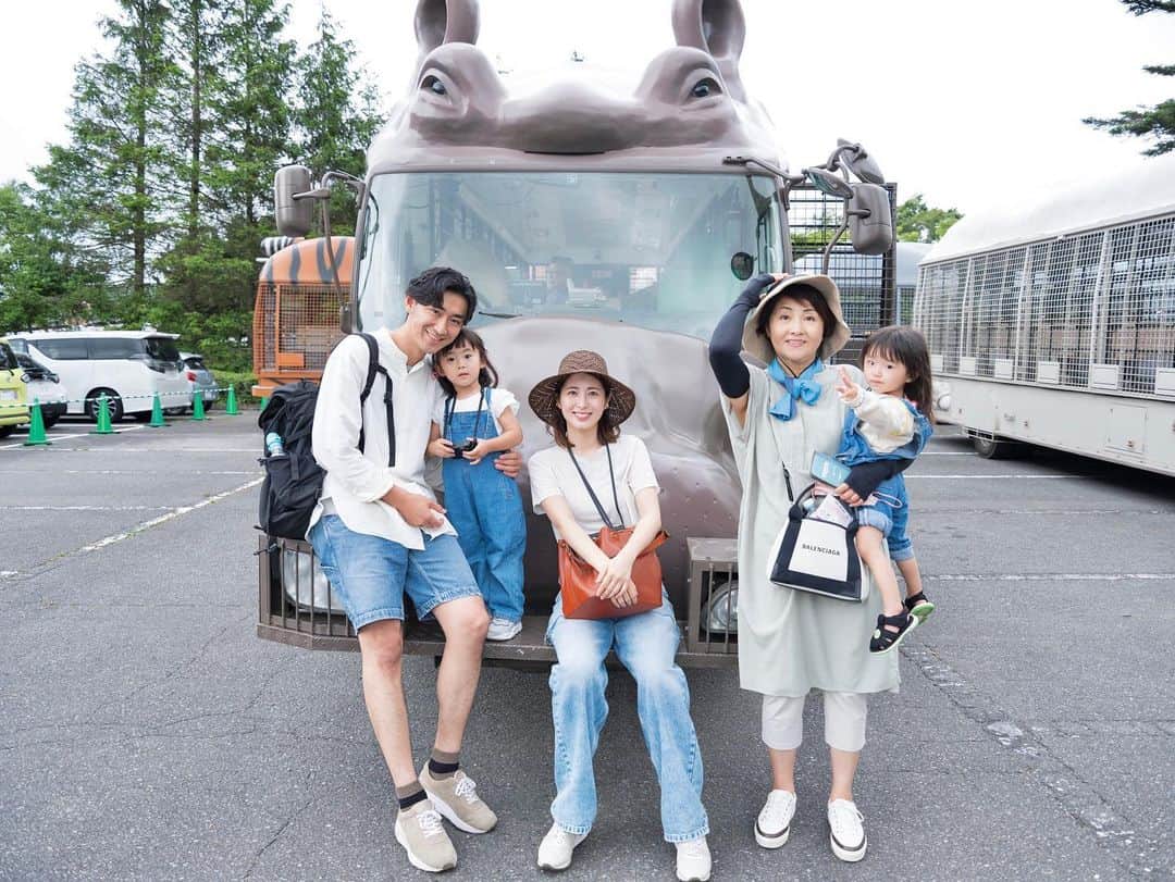 加藤千暁のインスタグラム：「楽しかったなーーー😂🦛🗻 この時はまだふうかが指をめちゃめちゃ吸っている🥲笑 #富士サファリパーク#温泉旅行 #familytravel」