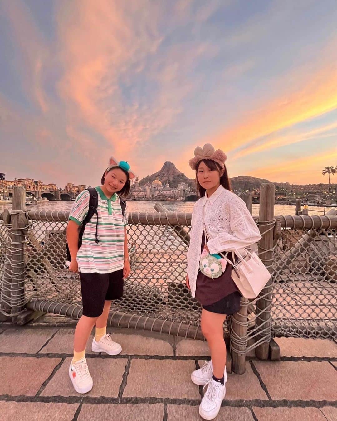 西矢椛のインスタグラム：「🖤🐭💛」