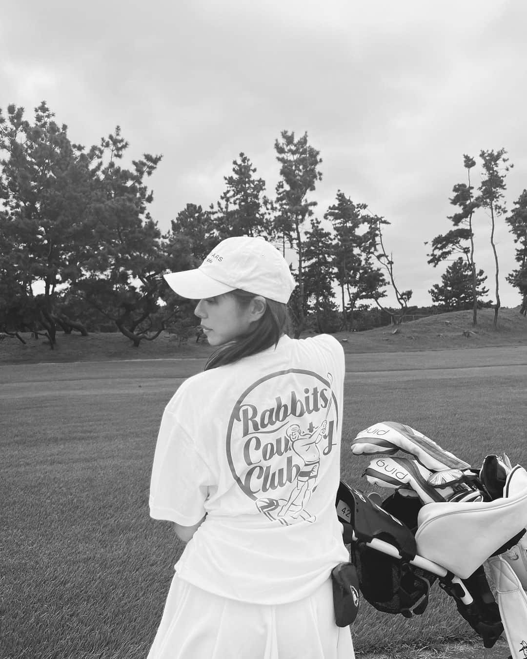 わちみなみのインスタグラム：「久しぶりにゴルフ⛳️ @fr2golf @pacific_golfclub   Tシャツで初めてラウンドした😊 ラフでもオッケーなところあるんやね✨ ハーフだったけど50切れました  秋冬のかわいいウェア 早く着たいな👗  実はこの日は手押しカートで 転倒して ドライバーポッキリ…🥹  #골프웨어 #골프 #벙커 #골프스윙 #골프레슨 #골프패션  #골프사랑 #ゴルフ　#ゴルフ女子コーデ　 #高尔夫　#golf」