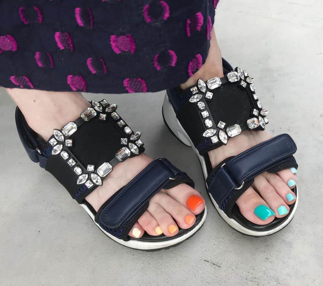 平子理沙さんのインスタグラム写真 - (平子理沙Instagram)「先日、フットのネイルチェンジをしました💙 夏ももうすぐ終わってしまうので、最後に夏っぽいカラーで、グラデーションにしてみました🧡 カラフルなので、見る度に元気になれる〜😆✨ @bellflower_asuka  @rogervivier  #ネイル#beauty#nails#fashion#lifestyle#risahirako#平子理沙」8月22日 17時04分 - risa_hirako