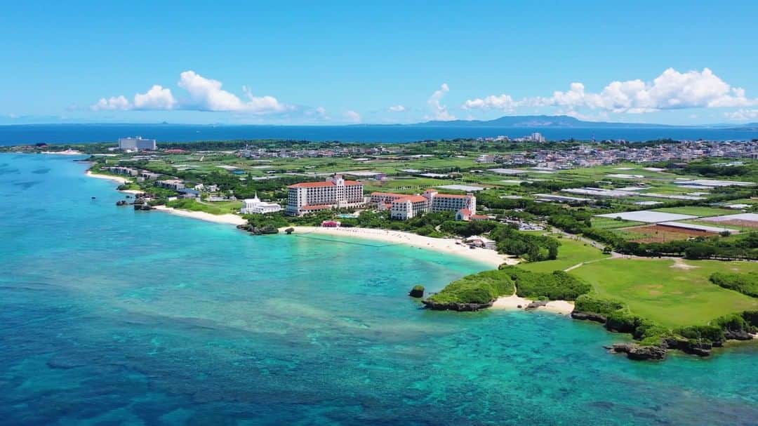 ホテル日航アリビラ 公式Instagramのインスタグラム：「ホテル日航アリビラは、異国情緒漂うスパニッシュコロニアル調の建物が特徴的なオンザビーチのリゾートホテルです。ホテルの目の前は「アリビラブルー」と称される沖縄本島屈指の透明度を誇る海が広がります。  #okurahotels #nikkohotels #oneharmony #hotelnikkoalivila #alivila #hotelnikko #resort #okinawa #yomitan #niraibeach #sea #photogenic  #drone #sun #photooftheday #beautiful #ホテル日航アリビラ #アリビラ #ホテル日航 #リゾート #沖縄 #読谷 #ビーチ #海 #フォトジェニック #景色 #癒し #ドローン #旅行 #太陽」