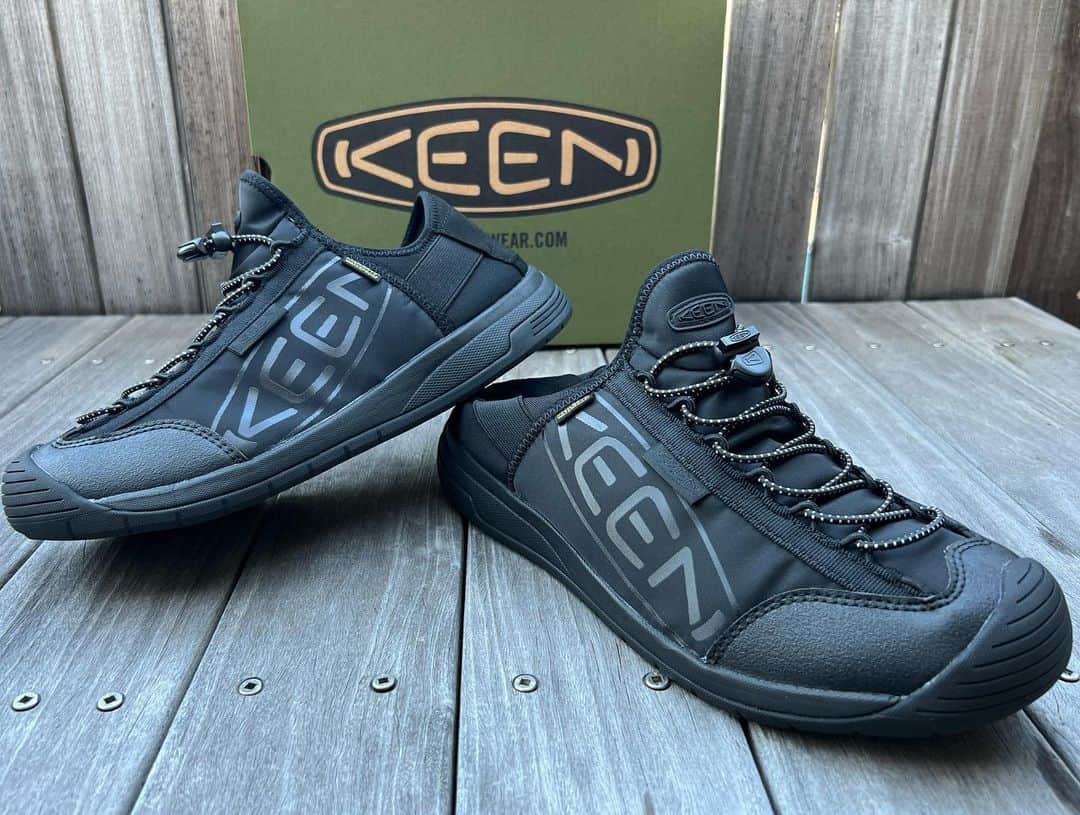 伊勢谷友介のインスタグラム：「Keenさんのニューシューズが届いた！ 　このモデル、「HOODMOC HS」実は2足目。 一足目（2枚目3枚目の写真の右側、古い方）が送られてきた時になんて不細工な靴なのかと思ってたのだけれども、履いたらやめられない❣️ 　スノーボードとサーフィンをやる人は、ブーツやウェットスーツを脱いだ後は、なるべく簡単に履ける靴が良いと思いませんか？ そんな時、踵が潰せるこの靴ならばストレスなく足を入れられます。 それでいて、履いてるうちにこの旧型の靴のファジーな形が意外と何にでも合うではないですか。それにインソールも白黒のストライプがいいんです。探しやすいw 　新型は旧型と比べてスマートな形になり、履いた時の歩き易さやホールド感は別格です。旧型はどうしても脱げやすかったりしましたが、これならバッチリ👍 　ただ、歩きやすさの反面、ソールが立体的で、スケートする時には多少やりづらさは出るのかな。。。 　そして新型は防水機能も付いているとか。冬から履こうと思ってる私としては、スノーシーズン、雪のついた靴を脱いで部屋で放置してると濡れてしまうということからも解放されるかも！？！？  @keen_japan  @keen #hoodmochs  #hoodmoc  #新旧比べてみました  #新旧比べてみた  #新旧比べてみたら」