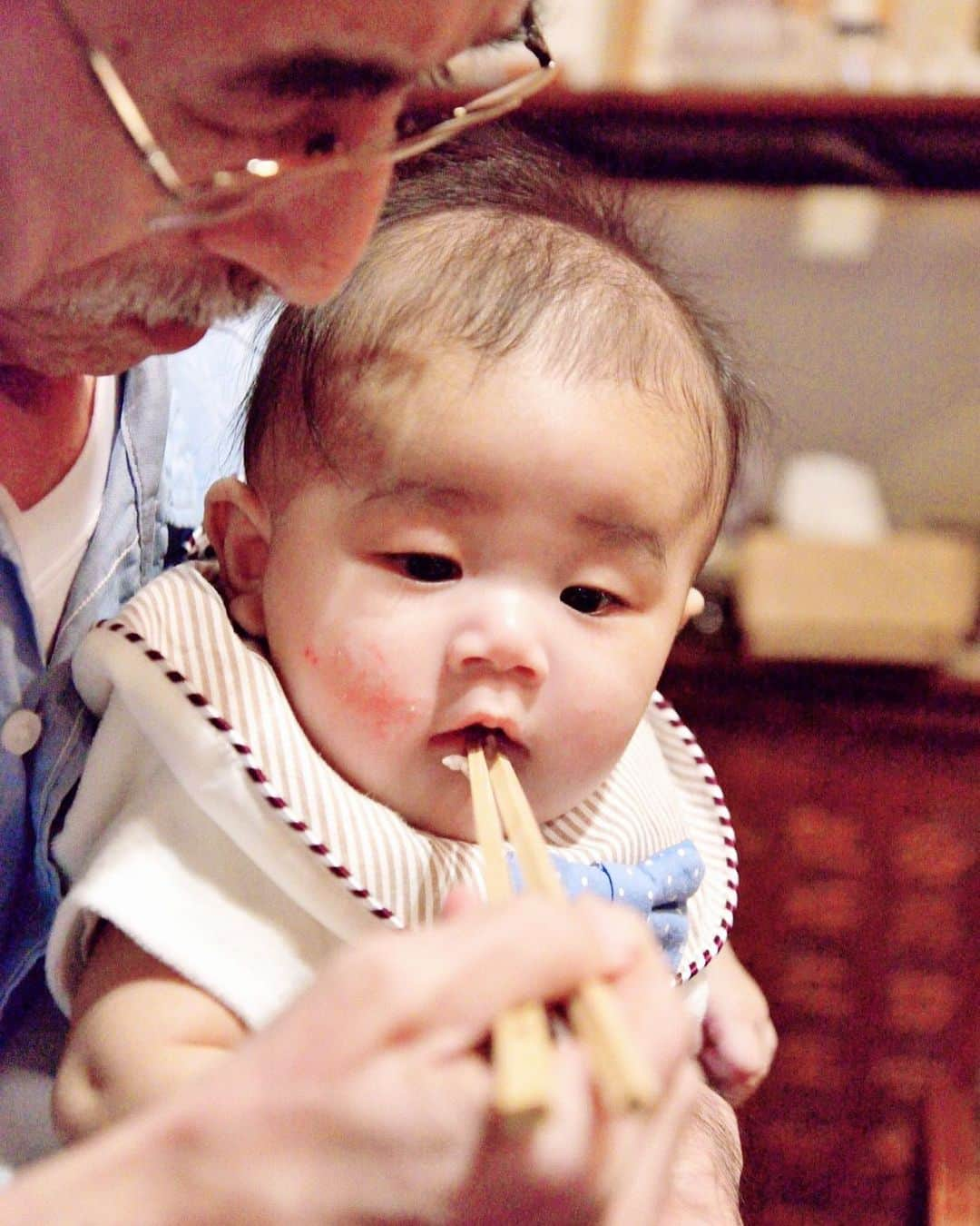 瀬奈じゅんさんのインスタグラム写真 - (瀬奈じゅんInstagram)「⁡ ⁡ 先日のお盆明けに、父が闘病時に綴っていた日記の様なものが出てきました。 その中には特別養子縁組により父の孫となった、我が息子への想いも綴られていました。 ⁡ ⁡ 〇 ７月 １２日（木） ＜20才の○○ちゃんへ！＞ ○○ちゃんはいつも笑っていた、その笑顔が好きだった。 叶うなら、20才の○○ちゃんの声が聴きたい。　 ○○ちゃんは、どんな道を選ぶのか？その道は、どこへと繋がっているのか？ どんなに険しくても、自分で決めた道を信じなさい。 家族には、世界にふたつとない「幸福」があり、優しい風が吹いている。 この先、どんな風が吹くのか？ 共に感じ、歩み続けたい。 ⁡ ⁡ 久しぶりに泣きました。 と同時に、父に、家族の大切さを改めて教えられました。 ⁡ お父さんに、ありったけの愛と感謝を……。 そしてお母さん、素敵な人に愛されたね……。 ⁡ ⁡ #お盆明け #突然出てきた #父からのメッセージ #今も尚 #家族を守ってくれているヒゲ笑 #写真はお食い初めの時」8月22日 17時33分 - junsena_official