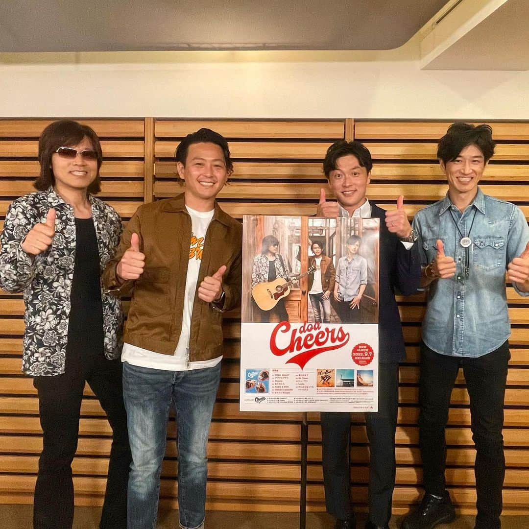 金山泉のインスタグラム：「今日はdoaの皆さんに9月7日発売のニューアルバム「CHEERS」についてインタビューさせて頂きました！ インタビューの模様はdoaさんの公式youtubeにて近日公開予定！ 1曲1曲に込めた思い、そして3人の楽しい掛け合いをぜひご覧ください✨  「CHEERS」、とても元気が出る&心にグッとくる曲ばかりです🥹 皆さんぜひお聴き下さい✨  #doa #徳永暁人さん　@akihito_tokunaga  #大田紳一郎さん #吉本大樹さん　@hiroyoshimoto」