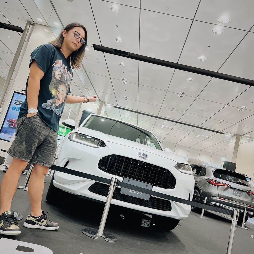伊東大輝のインスタグラム：「Honda 「ZR-V e:HEV」が特別先行展示されている東京駅のイベントへ行ってきました！！ スタイリッシュで高級感のあるSUVでした✨ まるでセダンの様な乗り心地らしいので、かなりリラックスして運転できそう！ とにかく見た目がどタイプでした🔥  イベントもかなり盛り上がっていて駅通りすがりの人達も立ち止まって参加する人もたくさんいました👏  今回に限らず、まだ実車を見る機会はあるみたいなので是非チェックしてみて下さい👍  #ZRV #eHEV #NEWSUV #Honda」