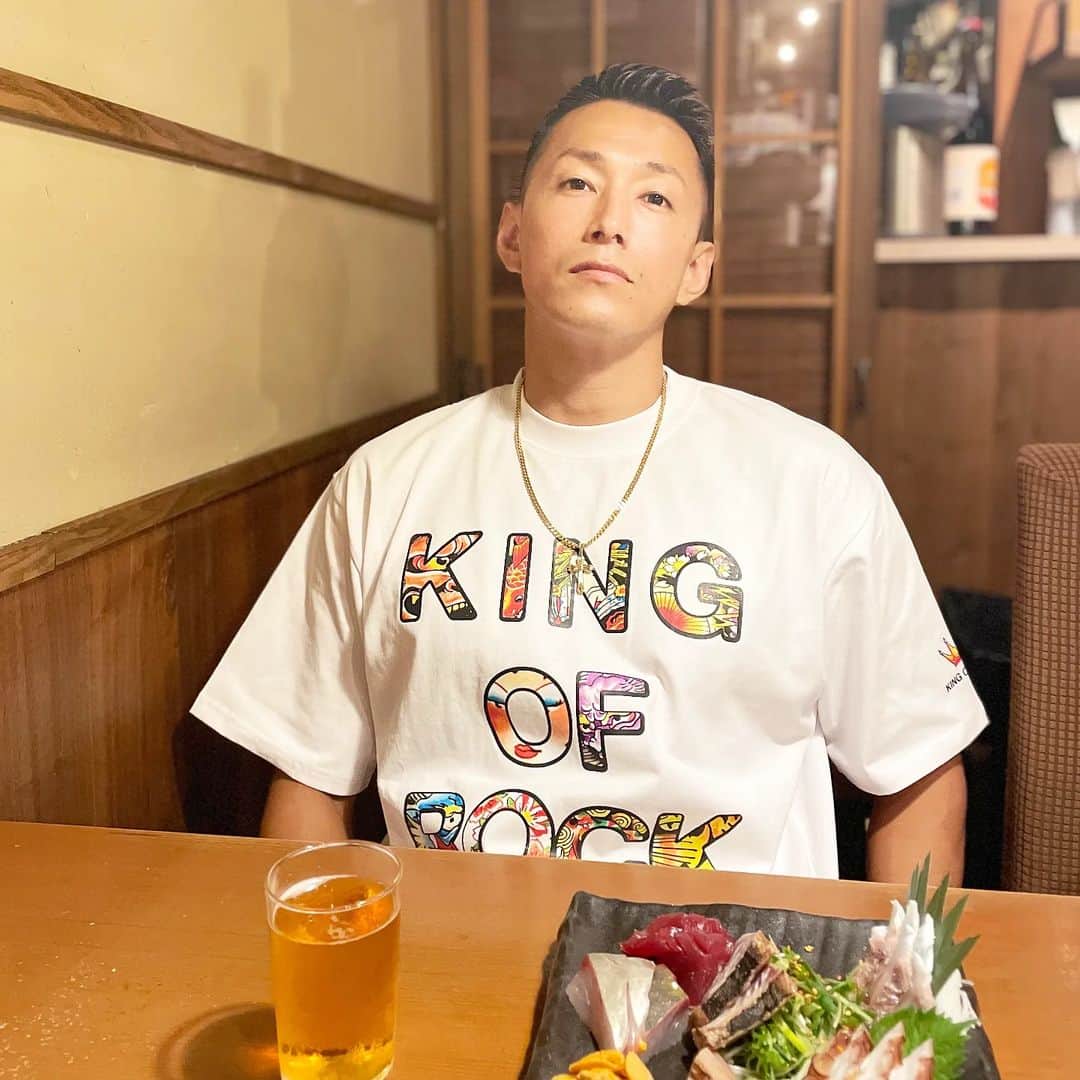 黒石高大のインスタグラム：「久しぶりに壮絶な３日酔いしながら 盆踊り行ったら悲しくなるぐらいガッカリした オレはTHE盆踊りみたいな 古き良き光景を見ながらビールでも飲みたいなぁって思ってたんだけど 流行りのJポップしか流れなくて 秒で帰った  違う  全然違う あんなのは違う  なんか悲しくなった 結局はしご酒して４日酔いだか５日酔いだか分からなくなり帰宅 今宵インスタライブやるんで 付き合ってください #kingofrock」