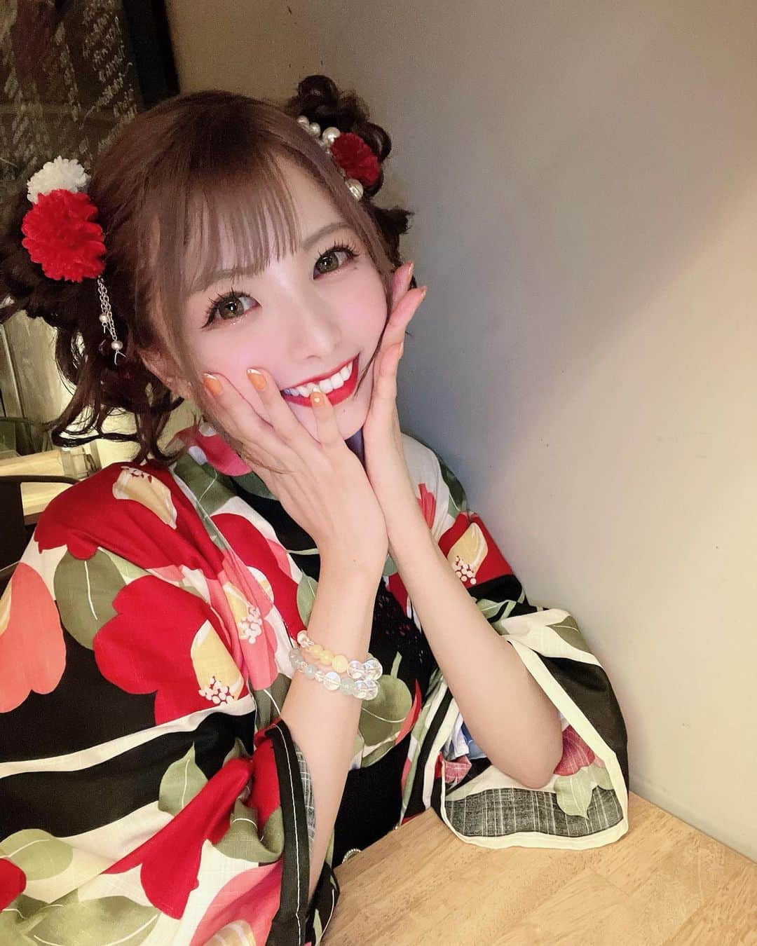 岡田栞奈のインスタグラム：「神宮外苑花火大会に行きました💓 神宮球場のチケットがとれて こんなに近くで花火を観たのは はじめてです☺️✨  全身おめかしして とってもいい思い出になりました❤️ 動画はラスト花火🎆 #神宮外苑花火大会 #神宮球場 #ss席 #花火 #花火大会 #ラスト花火 #浴衣 #浴衣ヘアアレンジ #夏の思い出 #夫婦デート」