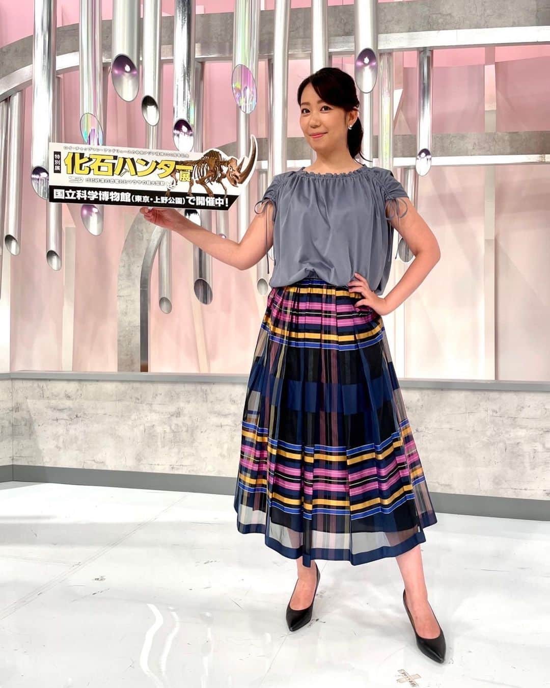 須黒清華のインスタグラム：「先々週、週3日担当した時の衣装たちです👗 化石ハンター展、ちょっと気になっております。 日本発のキャビアも食べてみたい！  今週も月曜から水曜まで担当します！ ぜひご覧くださいー😊  #日経ニュースプラス9  #衣装 #anayi  #アクセサリー #osewaya でした！」