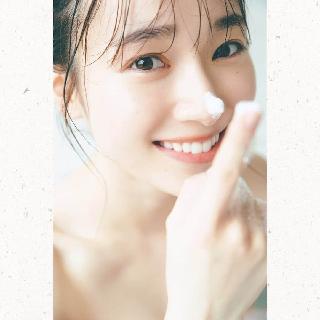 守屋麗奈のインスタグラム：「最後の先行カット解禁です📷 あざとかわいすぎるお風呂でのショット💞  ✧┈┈┈┈┈┈┈┈┈┈┈┈┈┈✧ #櫻坂46　#守屋麗奈1st写真集 #笑顔のグーチョキパー #守屋麗奈 #れなぁ  2022年8月23日に発売❤ ご予約はプロフィールのURLから•*¨*•.¸¸♪」