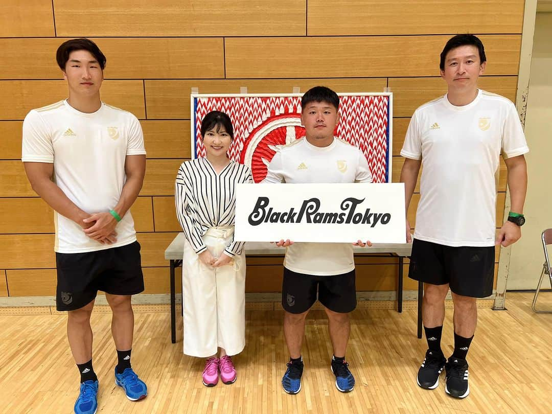 小林佳果さんのインスタグラム写真 - (小林佳果Instagram)「先週末は「2022ボッチャ世田谷カップ 本大会」の司会をさせていただきました。  オリパラアスリートチームとして、  アテネ・北京オリンピック柔道で2大会金メダルを獲得された谷本歩実選手  リオデジャネイロパラリンピックのパラ水泳男子50m自由形S9クラスで、銅メダルを獲得された山田拓朗選手も参加されました。  また、世田谷を中心に活動されているジャパンラグビーリーグワンのチーム「ブラックラムズ東京」から、 今年度チームに加入されたばかりのお2人、  U20日本代表に選ばれた経験もある、FLフランカーの山本秀選手、 HOフッカーの佐藤康選手。  そして、元日本代表で1999年、2003年W杯に出場、現在はチームスタッフとしてブラックラムズ東京を支えていらっしゃる田沼広之さんの３名のチームも参加されました。  「ブラックラムズ東京」の選手の皆さんにはラジオ番組でも色々とお世話になっておりましたが、 イベントでお会いするのは初めて。  ゲストチームの皆さん、さまざまな出場チームの方とボッチャを通じて交流をされていました。  今回4年目の開催となる「ボッチャ世田谷カップ」。 初めて予選会からの開催となりましたが、年々出場希望チームも増え、各チームのレベルも上がってきているのを感じます。 今年度の試合も手に汗握る接戦が数多くありました。  障害のある方もない方も、老若男女問わず一緒に楽しめるスポーツであるボッチャ。  これからも競技人口がますます増え、多くの方にボッチャの魅力を知ってもらえることを願います。」8月22日 18時44分 - keika_kobayashi