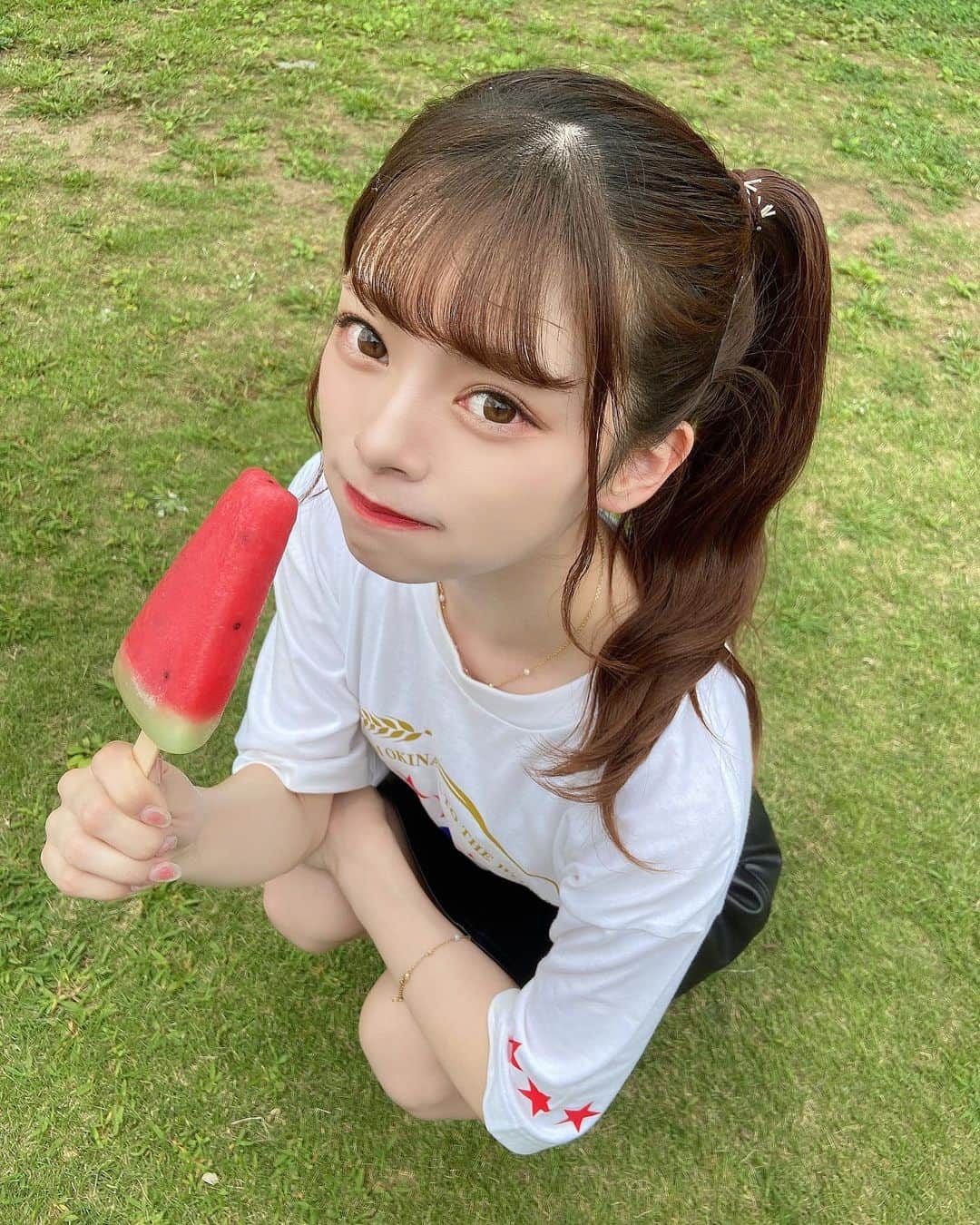 高須賀友香のインスタグラム：「今年初かもスイカバー！！ばーばーばー！！  好きなアイス教えて🍨🤍   #スイカバー  #アイドル  #サイドポニー」