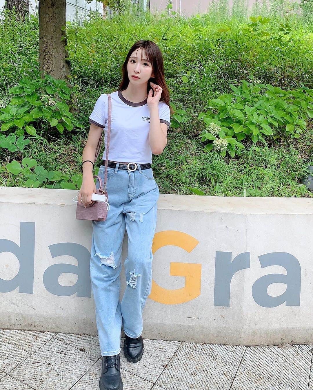 のインスタグラム：「休日満喫できたで〜 1週間頑張ろう❤️‍🔥  ダメージズボンというのを何年ぶりかに履いた気がする…  なかなか可愛いじゃない💠✧‧˚  ボトムス 《 @shoplist_official 》   #shoplist  #shoplist購入品  #ダメージデニム  #ボトムス」