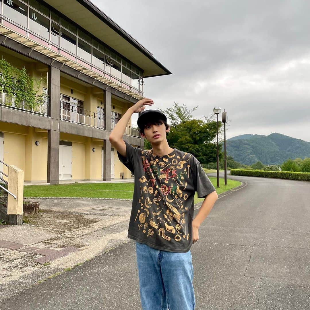 梶田冬磨さんのインスタグラム写真 - (梶田冬磨Instagram)「こんばんは☺︎☺︎☺︎ . 久しぶりの投稿になってしまった、、、 ほんま写真が撮れてなさすぎて、 何回も言うわ、誰かカメラマンなってくれ。笑笑 . やっと夏らしいお出かけができました。バタバタしており、 お出かけ出来てなくて申し訳なかったな、、、 花火を清川村まで見に行ってきました☺︎☺︎☺︎ 初日は俺が打ち上げたのかと見てたら何だかゾッとしました。笑笑 . 今日も久しぶりになったから、 コメント返させてください。^_^ たくさんコメントしてね！！！ 初めてコメントするよーとか大歓迎。 沢山お話ししましょう。☺︎☺︎☺︎🤲 何でも聞いてね^_^ .  #メンズパーマ #メンズヘア #メンズファッション #メンズコーデ #メンズスタイル #古着#古着男子 #パーマ男子 #女の子パパ#パパコーデ #mensfashion #menshair #menshairstyle #mensfashionpost #남성패션 #소녀아빠 #좋아요환영#좋아요꾹#좋아요반사#일본#오오티디#일본여행#아빠」8月22日 19時13分 - kajijrorg.02