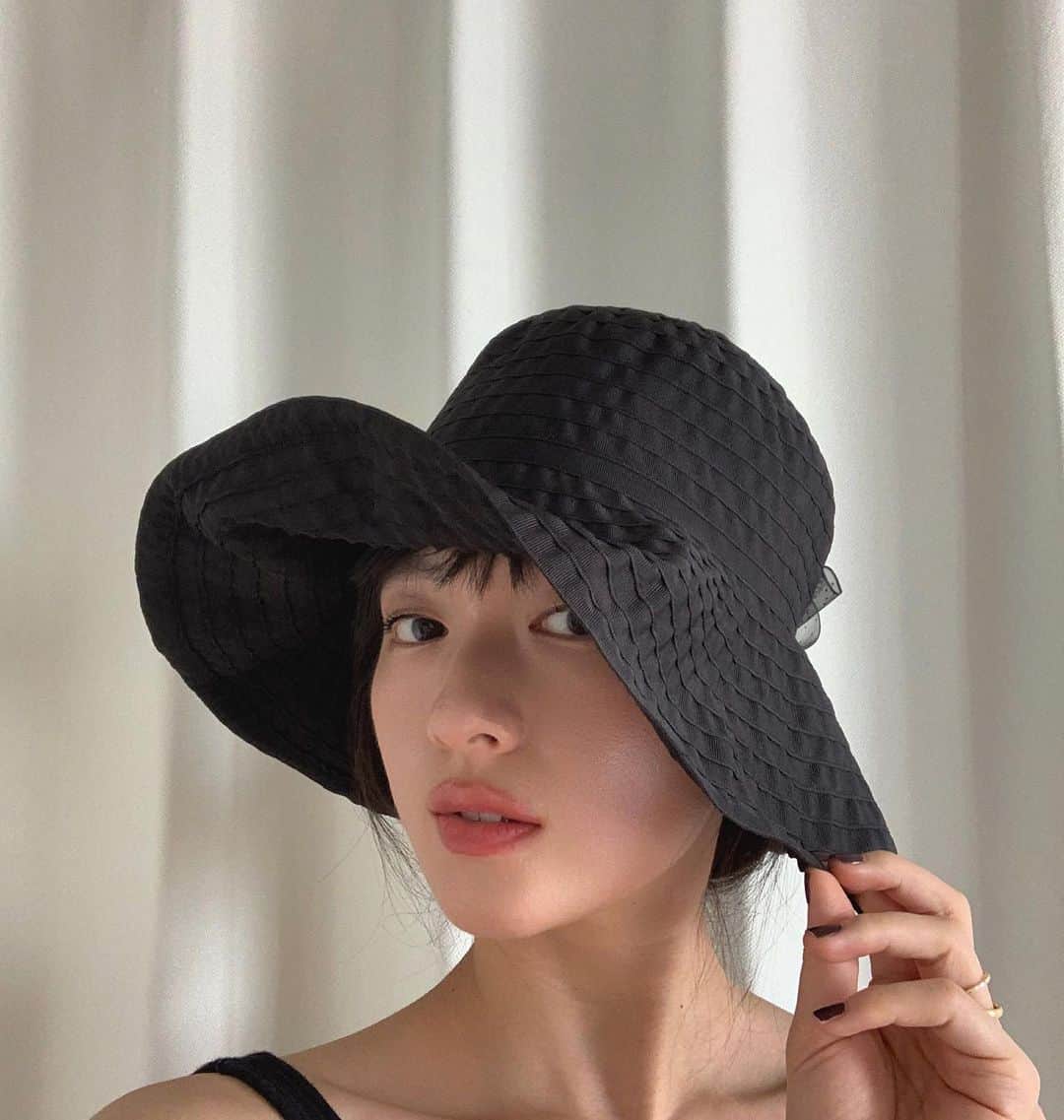 吉竹美聡のインスタグラム：「くしゃっとまるめることができる帽子は持ち運びにも有り難い。。！BLACKでチュール付きも可愛い📎🖤」