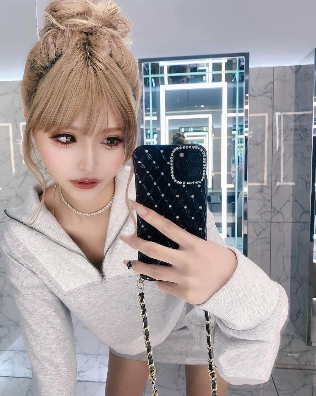 アンジェリカのインスタグラム：「𝒏𝒖𝒕𝒔 𝒏𝒊𝒈𝒉𝒕 🌔💕 ご来場頂いた皆さんありがとうございました❤︎ ┈┈┈┈┈┈┈┈┈┈┈┈┈┈┈┈┈┈┈┈  とっても楽しかったﾃﾞｽ🫶🏼🍾 . fashion showの時の衣装は　 @livalie.official だよ🫦 . ヘアセット @puu1115 🫰🏻 いつもありがとうございます🙏♡ ┈┈┈┈┈┈┈┈┈┈┈┈┈┈┈┈┈┈┈┈」