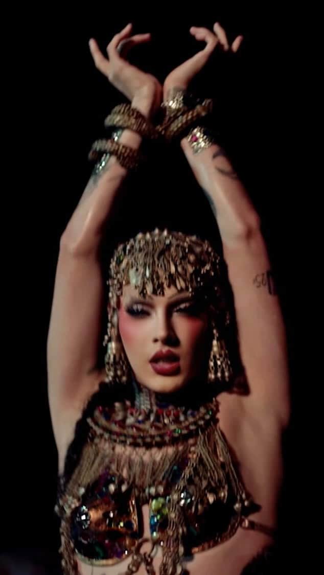 のインスタグラム：「Take me back to the beach ! Throwback to this lil covid number- the 🔥 is making me excited for spooky season 💜 @kylieminogue 🎥 @jasperrischen」