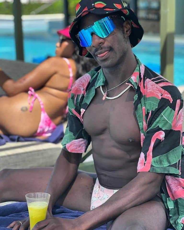 アッシャー・ヒルのインスタグラム：「Alpaca bag to anywhere as long as it's comped...and there are Melon balls. 🦩🦙  #alpaca #vacay #puntacana #blackboyjoy  #parched #summer #thighmeatseason #fitness #vipers #lgbtq2s」