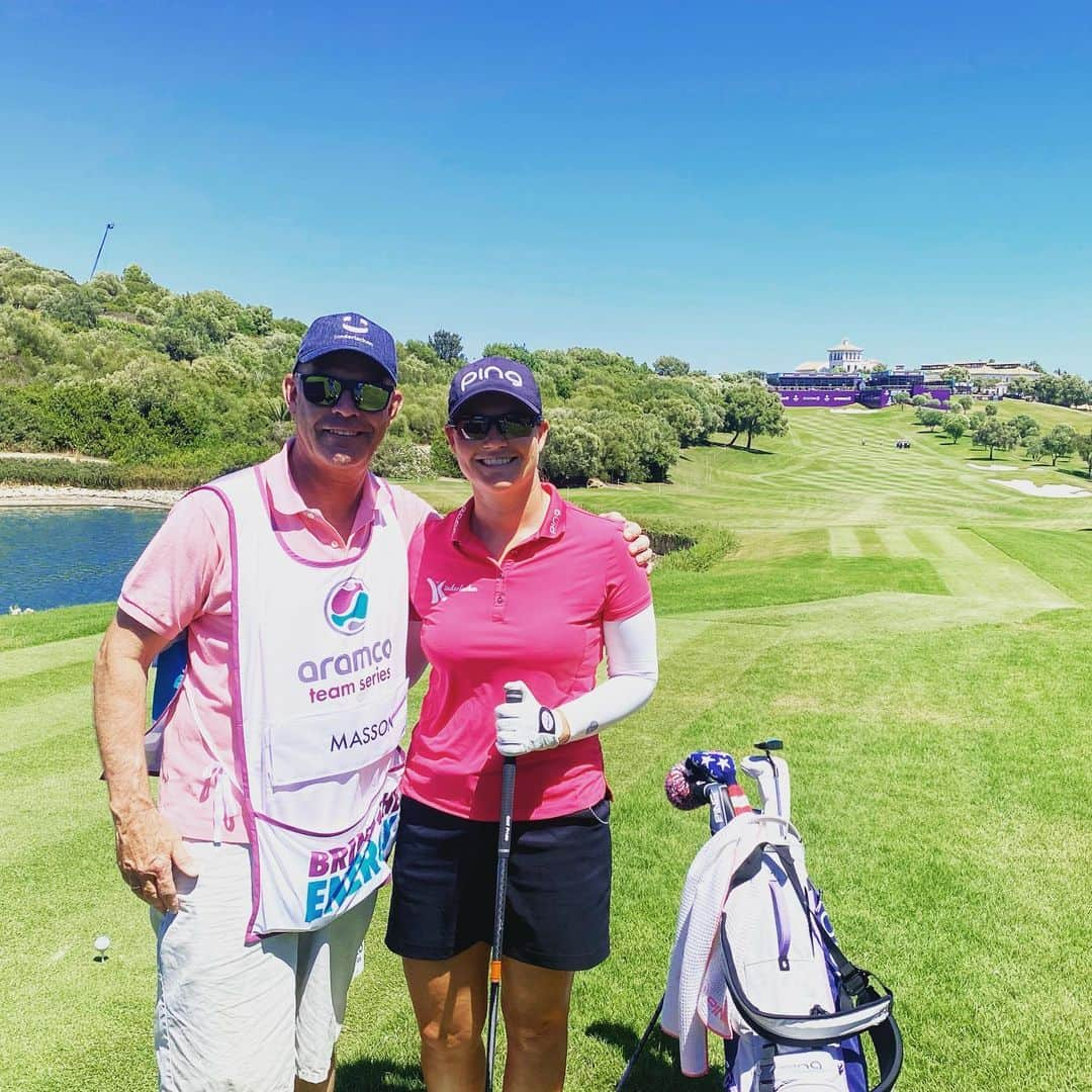 キャロライン・マッソンのインスタグラム：「Thank you @aramco_series for a fun week @lareservaclub_sotogrande!  So special to have my Dad on the bag and spend some quality time with my parents in this beautiful place🥰」