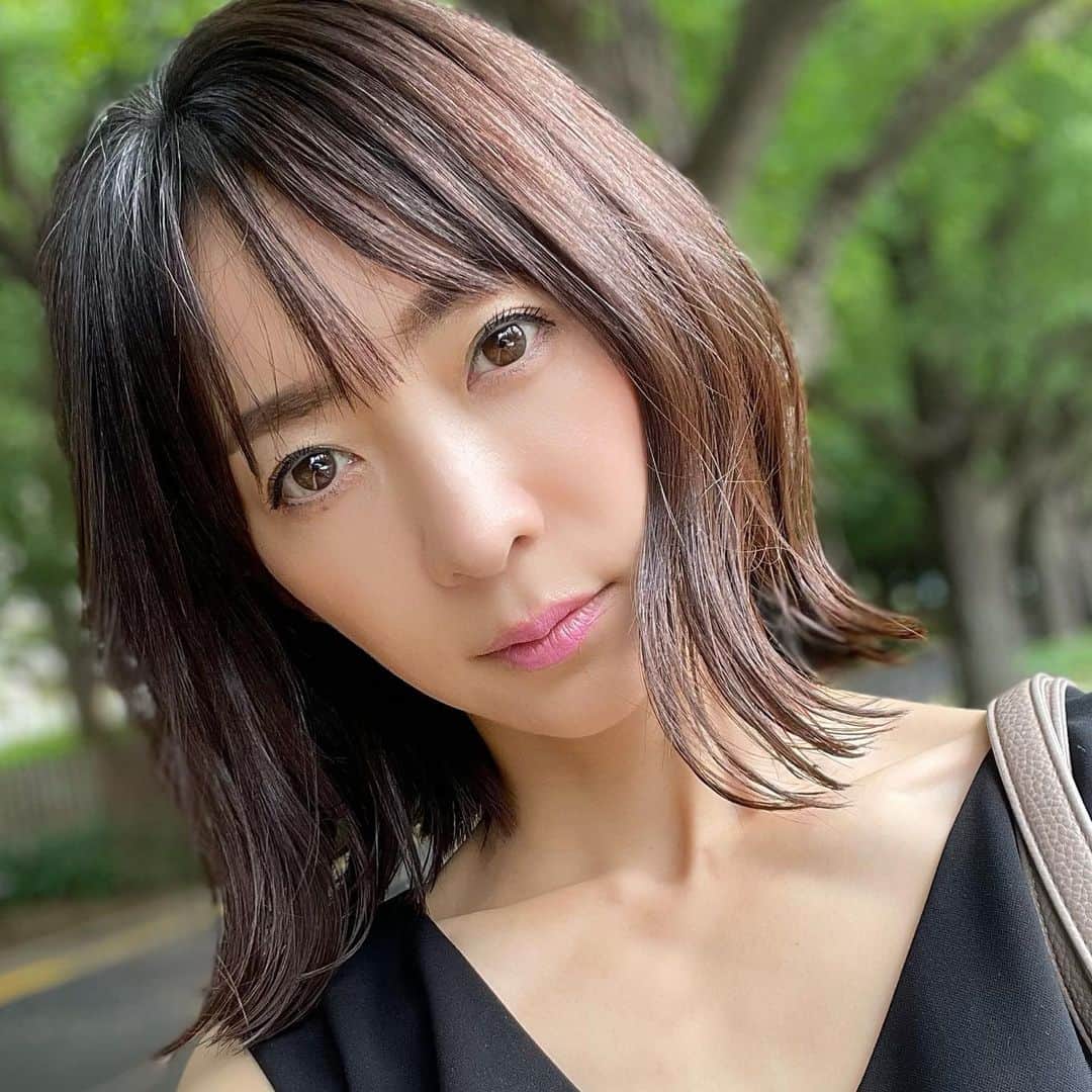 のインスタグラム：「- 久々〜に髪をバッサリ✂️  母も妹もお世話になっている @abe0106 🤲  母が短くカットして私も無性に切りたくなり一緒に🤣 お揃いのような髪型です😆😆😆 で、ヘアアイロンを破壊して京都に帰った母🙄🙄🙄 短くカットしたら、26mmで巻くのが調子が良いのに🫣  表参道と京都にお店があります✨  @abe0106 ありがとうございました！  @freera_hair   #表参道美容院#カット」