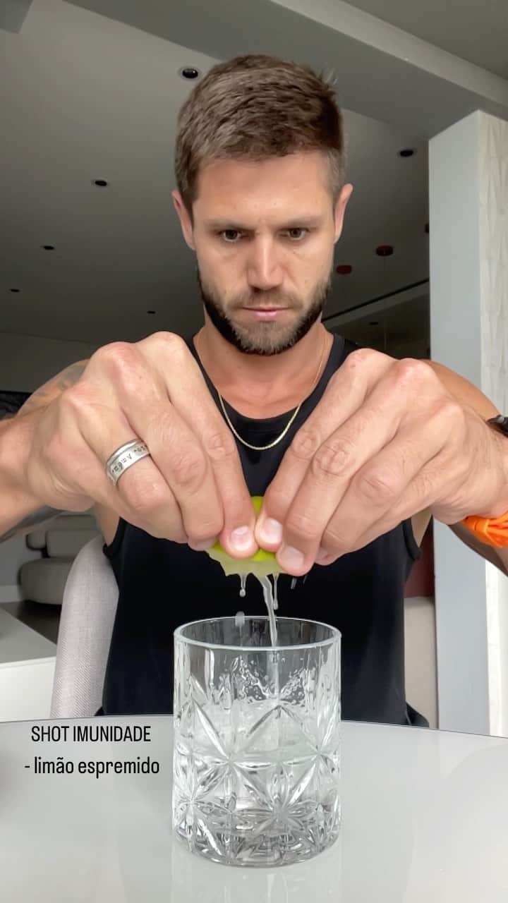 Jonas Sulzbachのインスタグラム：「Shot que bebo diariamente 😋  Ótimo para a imunidade e eu acho bom demaaais!」
