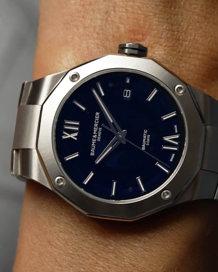 のインスタグラム：「Sophistication and elegance. -- Riviera 10616 42 mm, Baumatic Manufacture Movement, Steel case, Blue sapphire crystal dial and transparent waves decor, 5 days power reserve, Date aperture at 3 o'clock, Fast strap technology - Interchangeable strap system. -- #BaumeetMercier  #Riviera #Since73  #WatchCollector  #Horology  #Watches #Watch #SwissMade #WatchOfTheDay #WatchesOfInstagram #WatchLover #WatchAddict #WristWatch #Horology #DailyWatch #InstaWatch #Waves #Style」