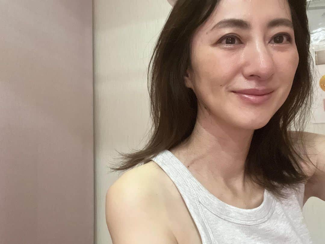 前田ゆかのインスタグラム：「最近のお気に入り✨  鉄分補給、食物繊維、 黒人参茶の『natoha』から 新発売された　　砂糖不使用 ドライフルーツ！  プルーン ビッグサイズの粒はベタベタ感が少なく甘すぎないところがまた、食べやすい！  アップルマンゴー エコサート認証を取得したオーガニックマンゴー セミドライで柔らかくふくよかな甘さに果実味のある食感があとを引きます。  濃厚でどこか優しさが感じられて口いっぱいに自然のおいしさが広がります⤴︎  甘いものが食べたい時におすすめ🫶  来月から毎月新しいフルーツが発売されるそうです。6種類が12月までに勢ぞろいするそう！  これは楽しみでしかたない⭐︎  安心なドライフルーツはちょっとした贈り物にも最適❗️  #natoha #黒人参茶ビューティー  #ドライフルーツ #お気に入り #シュガーフリーなおやつ」