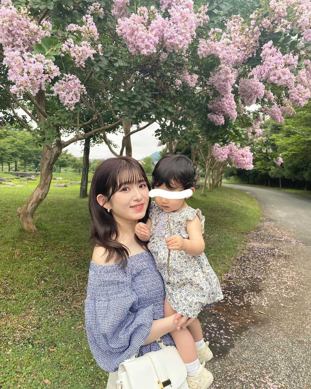 青木菜花のインスタグラム：「. . 昨日は清川村のお祭りへ 🍧 ⁡ こっちゃんはじめての花火 👶🏻🎆 ずーっと指差して見上げてて可愛かった〜🤣🤍 ⁡ くまちゃんの甚平もまたカワイイ 🧸❤︎ ⁡ 花火の前にお散歩して川遊びもして 夏らしいことできてこっちゃんも楽しそうでした 🥰 ⁡ ちょうど夕方頃から雨降ってきちゃったのは残念だったけど楽しかったなあ 🫢♩ . . #女の子 #一歳 #1歳女の子 #1歳4ヶ月 #1歳児 #女の子ママ #女の子ベビー #春生まれ #なのかじ #子供のいる生活 #子供のいる暮らし #ベビスタグラム #ママライフ #ママコーデ #ママファッション #リンクコーデ #親子リンクコーデ #ママカメラ #成長記録 #思い出グラム #思い出pic #ベビー服 #女の子コーデ #夏祭り #甚平ベビー #清川村 #instagood #instalike #l4likes」