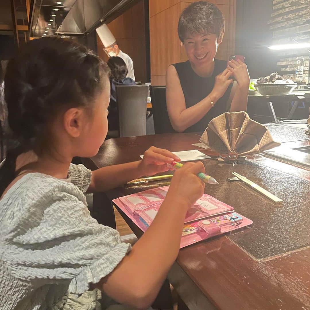 のインスタグラム：「美味しいご飯よかったね。 大人みんなと同じ料理が食べれるようになると色々行けて本当に楽しい。 鉄板焼きでは娘だけお魚と、いっぱいお野菜。 そして味噌汁と白米。  とっても豪華でウキウキ。 焼いているところやバルーンアートも目をキラキラさせていました。  素敵な時間を ありがとうございます。」