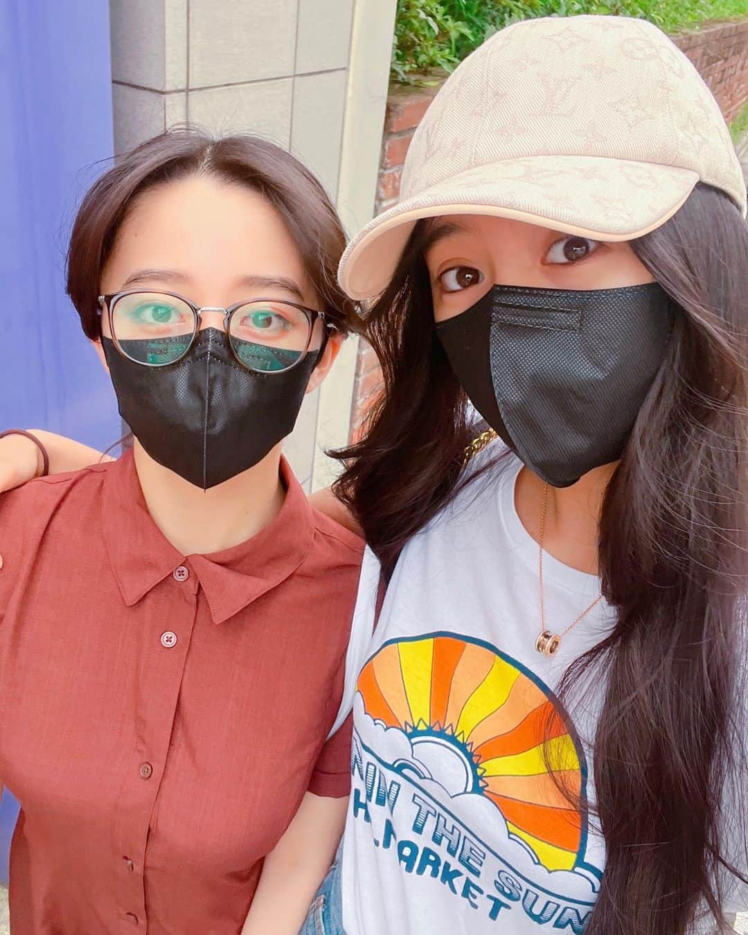 のインスタグラム：「ここさんとデートした時の写真🥰  最近は暗くなるのが早くなってきたような気がします🥹 朝も涼しくてわんちゃん達とボール遊びをしてます💕」