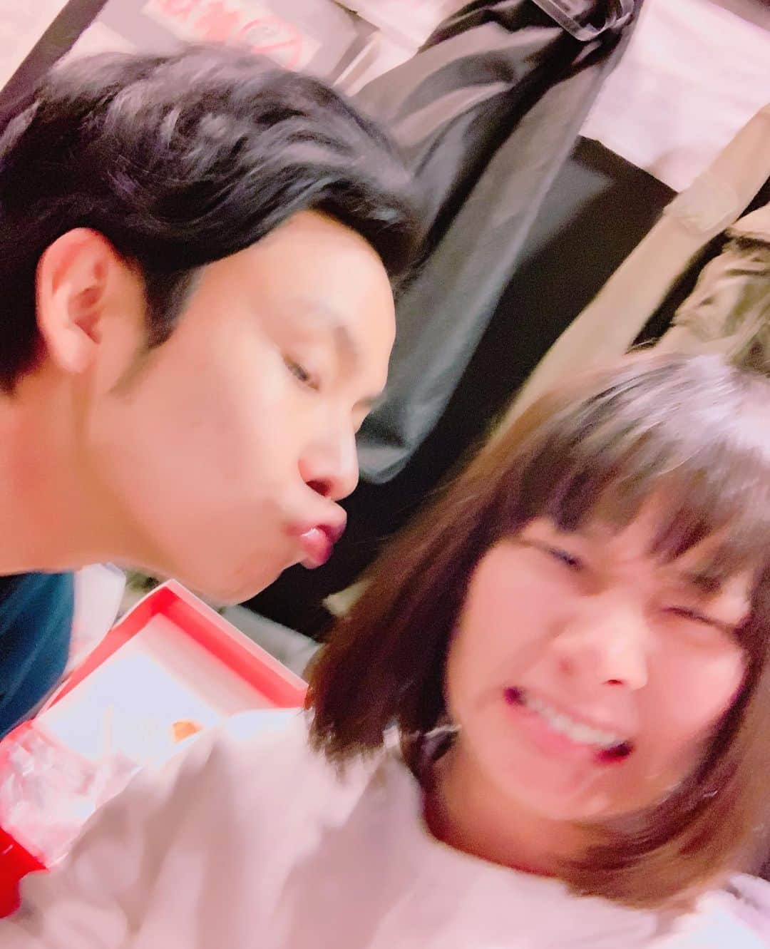 小田島沙知（かぎしっぽ）さんのインスタグラム写真 - (小田島沙知（かぎしっぽ）Instagram)「トランスミッター解散！嘘だといってくれ！  昔の写真探してたら見つかった！ 私の好きな平安ボクサーネタの画像があった  そういえば金田は私たちがthewだめだった度に 焼肉やらしゃぶしゃぶ奢ってくれるって言ってたな 一回も奢ってもらってないけど おごってもらわないとな  同じ時期に事務所入った同期くらいの芸人で残ってるのがうちらだけになりました 他全員辞めていきました 悲しす  みんな辞めてくのやめてくれないかな ってもうみんないませんでした こわっ  とりあえず奢ってもらお  #トランスミッター #思い出のネタは #平安ボクサー #エンター #習字 #テニス #ヤンキー #ヒーロー #キメラ #尿管結石 #寿司食いね #ゲートボール #ラブリータイム」8月22日 23時59分 - kagisippo_sachi