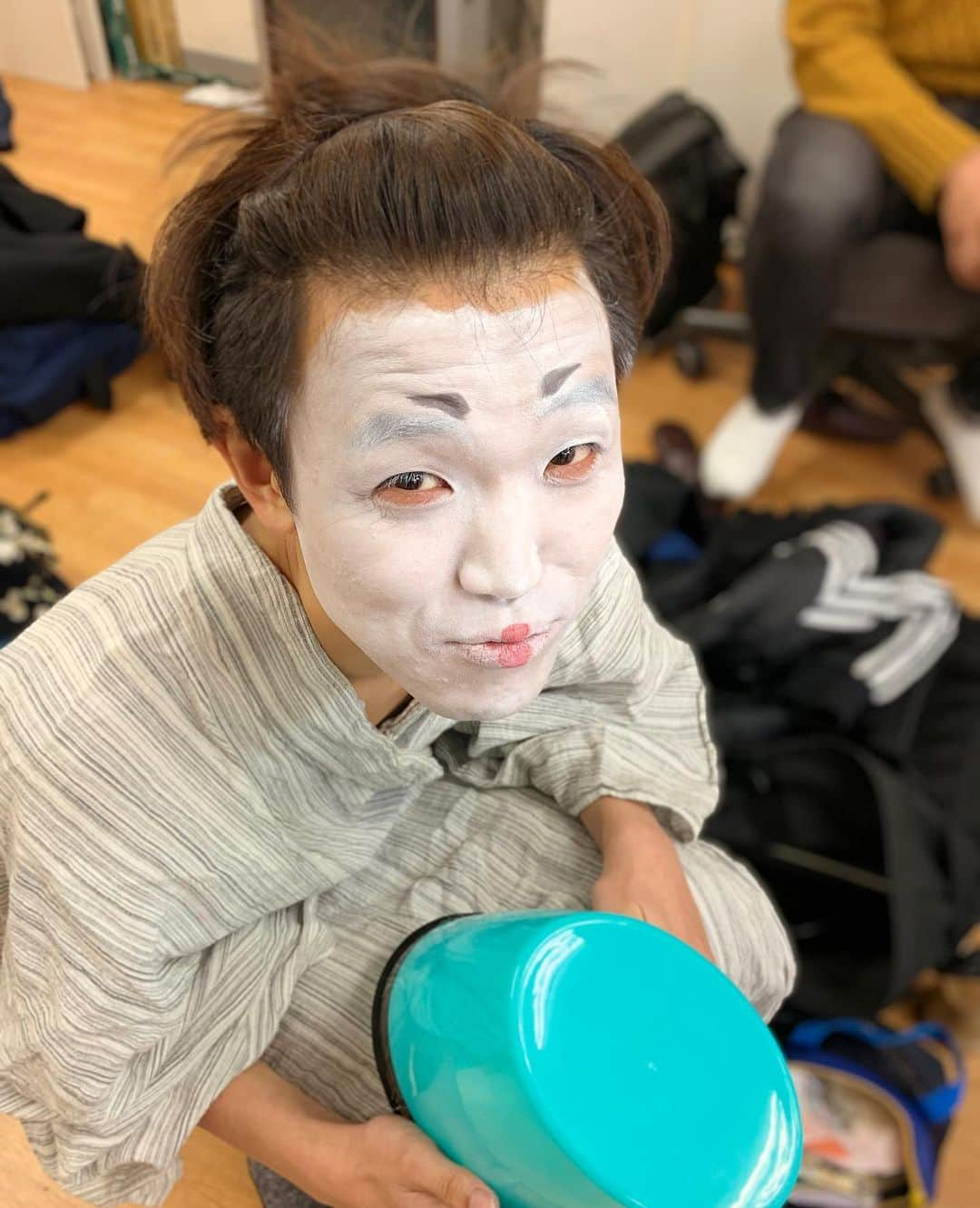 小田島沙知（かぎしっぽ）さんのインスタグラム写真 - (小田島沙知（かぎしっぽ）Instagram)「トランスミッター解散！嘘だといってくれ！  昔の写真探してたら見つかった！ 私の好きな平安ボクサーネタの画像があった  そういえば金田は私たちがthewだめだった度に 焼肉やらしゃぶしゃぶ奢ってくれるって言ってたな 一回も奢ってもらってないけど おごってもらわないとな  同じ時期に事務所入った同期くらいの芸人で残ってるのがうちらだけになりました 他全員辞めていきました 悲しす  みんな辞めてくのやめてくれないかな ってもうみんないませんでした こわっ  とりあえず奢ってもらお  #トランスミッター #思い出のネタは #平安ボクサー #エンター #習字 #テニス #ヤンキー #ヒーロー #キメラ #尿管結石 #寿司食いね #ゲートボール #ラブリータイム」8月22日 23時59分 - kagisippo_sachi