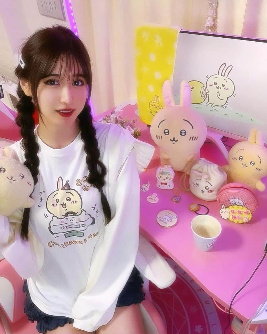のインスタグラム：「ちいかわルーム૮˃̵֊ ˂̵ ა  最近はゲーム部屋にどんどん うさぎが住み始めてきました🐰 ˖ ࣪ 夏のイベントも終わり🎐 うさぎゲームルームでおこもり生活 再スタートです|ﾉo•๑) 💌  #ちいかわ #ちいかわグッズ #ちいかわうさぎ #うさぎ  #ゲーム部屋 #ゲーミング部屋 #お部屋紹介 #オタク部屋」