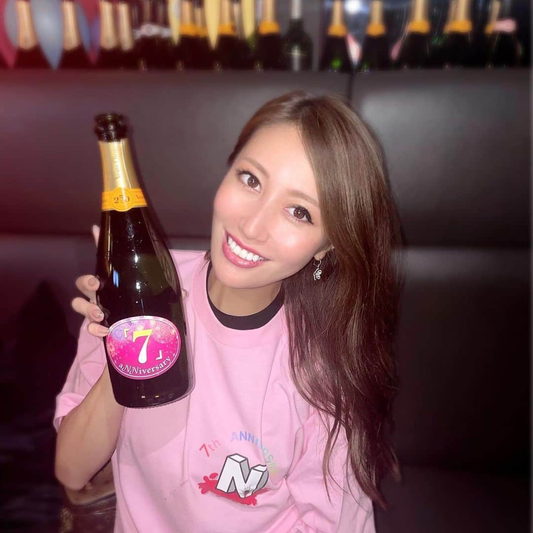のインスタグラム：「バーサイトウを出した一年後、 7年前に「N」を出しました❣️  はやにゃんのりと内装を考えて なおぴが初代店長になってくれて 毎日試行錯誤で、 バーサイトウとNの両立も大変で 苦戦していた日々がとても懐かしいです。 みんなで支えあって続けてこれたことが嬉しい🥹❤️  皆様のおかげで続けられていることに 感謝しかありません！！  現店長のさっくん @sakkun14  頑張ってくれているスタッフさんみんなにも感謝🥹❤️  7年前のように全店舗を巡る体力は無くなりましたが 本当に自分の子供のような大事なお店です。  支えてくださり ありがとうございます！  @nishiazabu.n #西麻布#カラオケバー#個室 @naizo_bijin」