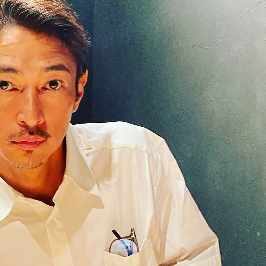 窪塚洋介のインスタグラム：「43歳。青春ごっこの途中でも、 昔と違うのは、 それなりに色々と経験したから。 一見めちゃくちゃ喰らいそうなことでも余裕で、一見めちゃくちゃ喰らわなそうなことでもキツくて(笑)。 イケてるぽい自分を好きになりたくて、イケてて。 イケてる仲間が好きで、イケてる。 たまには真面目(伊達メガネ)。 たまには舐めてる(路上窃盗に遭ってる)。でも似合ってるこの人生が。 生まれ変わってももう一回「おかわり🤗」言ってみてダメ元。  兎にも角にも、真っ直ぐ行ってみる感じ。 感謝して寝るのかインスタライブしちゃうのか…  兎にも角にも「生きててよかった」 て何回も言うやつ。。。  ※フラワーカンパニーズ『深夜高速』より (TMO YOKOSUKAありがとね👍)  2022.8.23.」