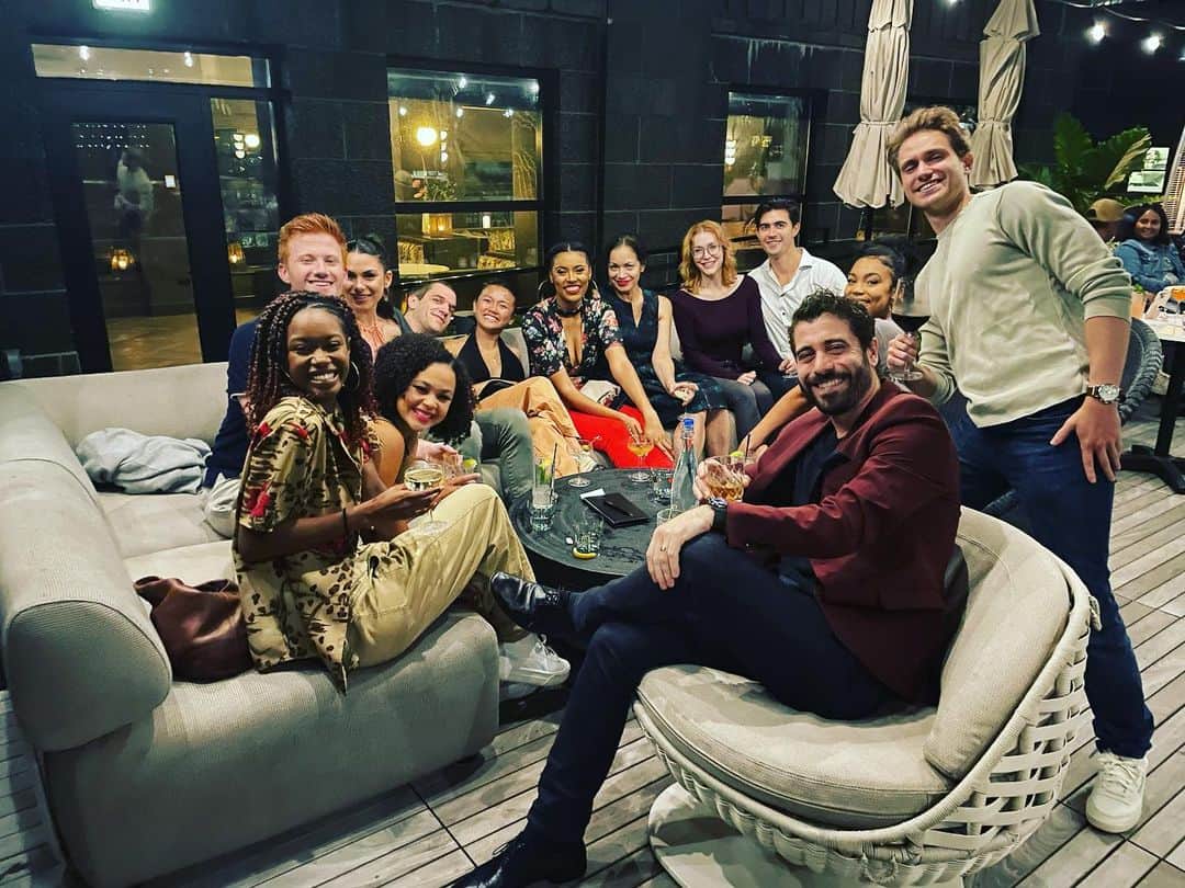 アレックス・ブノワのインスタグラム：「Taken mere moments before realizing we could see @geoffreyhko in his room across the street. @chicagoshakes  @notebookmusical」