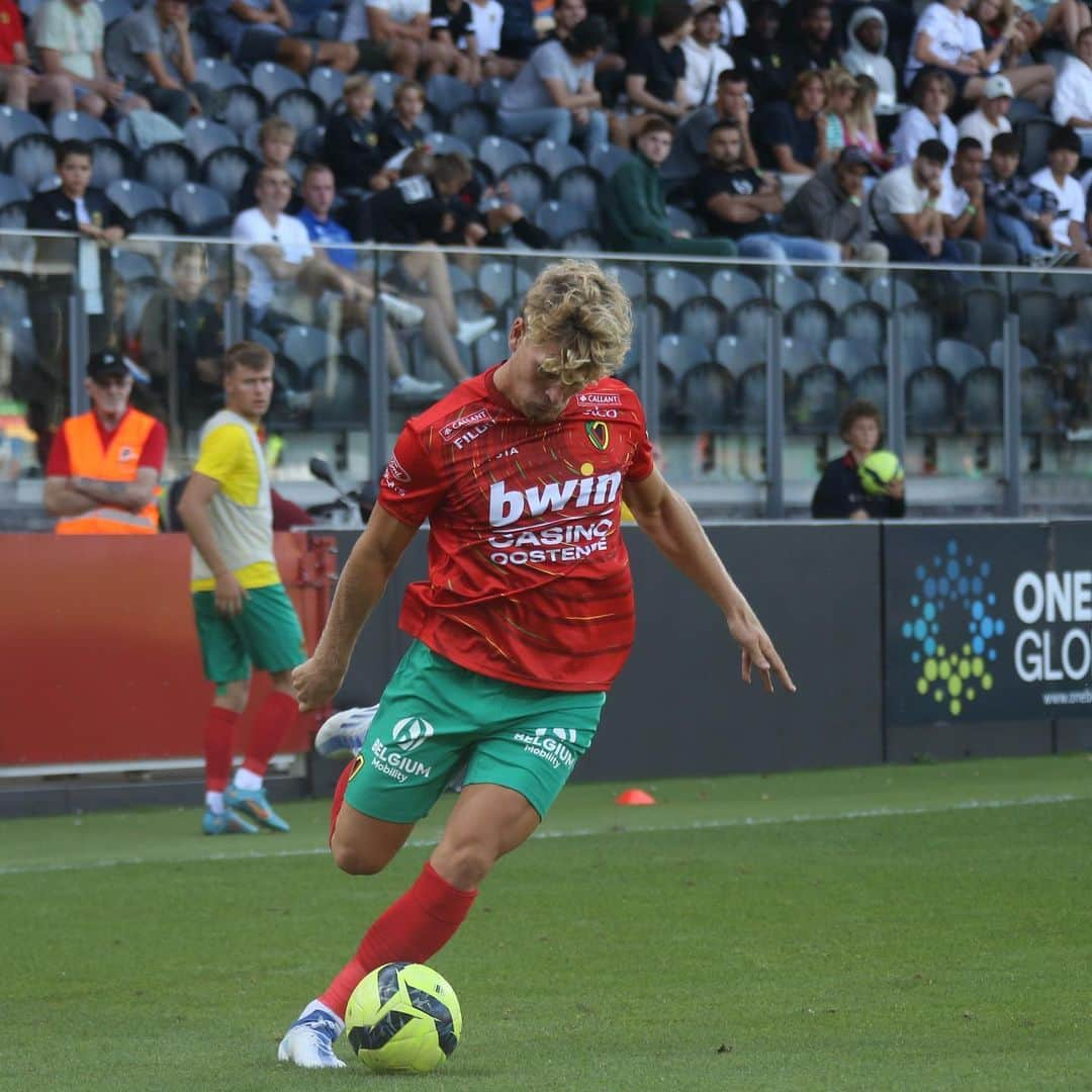 キャメロン・マクギーハンのインスタグラム：「Back in Business 🫶🏻 @kvoostende_official ⚽️」