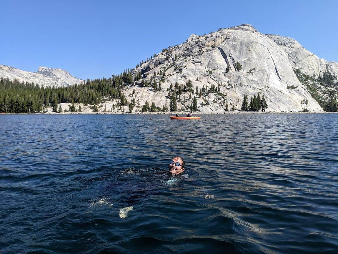 ベス・ロッデンさんのインスタグラム写真 - (ベス・ロッデンInstagram)「Before I started climbing in high school, I was on the swim team. I was a mediocre swimmer at best and felt like a minnow swimming with dolphins.  Luckily for my ego, and my life trajectory, I found climbing and happily never really swam laps in the pool again. Honestly, it felt nice for my pride to find a sport where the effort and excitement I put into it was more evenly matched with better results. But over the years I found that the places that climbing took me often also had these beautiful bodies of water. I always wondered about swimming across them, but never followed through since I now had this weird thought that since I gained some notoriety in climbing, it meant that if I was bad at something else it would reflect poorly on my climbing and my pointless desire for perfection.  This weekend, along with some lovely friends, I swam across Tenaya Lake in the high country of Yosemite. This is by far no means of a great athletic feat, people do it all the time. But thankfully I'm no longer striving for useless perfection. My family paddled next to me and I was with the last of the group to get out of the water. I highly recommend trying things that you never did out of fear of imperfection, it can be so refreshing. // @outdoorresearch @yeti @metoliusclimbing @touchstoneclimbing @ospreypacks @goclimbon @lasportivana」8月23日 3時45分 - bethrodden