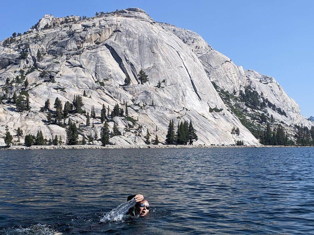 ベス・ロッデンのインスタグラム：「Before I started climbing in high school, I was on the swim team. I was a mediocre swimmer at best and felt like a minnow swimming with dolphins.  Luckily for my ego, and my life trajectory, I found climbing and happily never really swam laps in the pool again. Honestly, it felt nice for my pride to find a sport where the effort and excitement I put into it was more evenly matched with better results. But over the years I found that the places that climbing took me often also had these beautiful bodies of water. I always wondered about swimming across them, but never followed through since I now had this weird thought that since I gained some notoriety in climbing, it meant that if I was bad at something else it would reflect poorly on my climbing and my pointless desire for perfection.  This weekend, along with some lovely friends, I swam across Tenaya Lake in the high country of Yosemite. This is by far no means of a great athletic feat, people do it all the time. But thankfully I'm no longer striving for useless perfection. My family paddled next to me and I was with the last of the group to get out of the water. I highly recommend trying things that you never did out of fear of imperfection, it can be so refreshing. // @outdoorresearch @yeti @metoliusclimbing @touchstoneclimbing @ospreypacks @goclimbon @lasportivana」