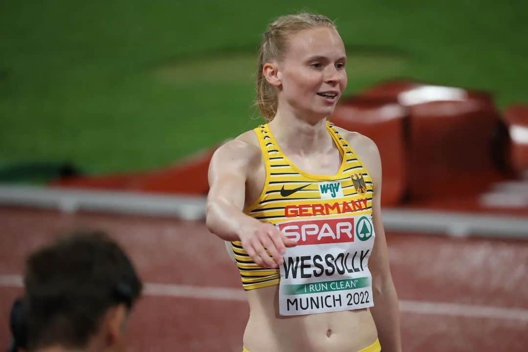 Jessica-Bianca WESSOLLYのインスタグラム：「Die emotionalsten und erfolgreichsten Tage meiner bisherigen Karriere liegen hinter mir... 200m Halbfinale 🙂 5. Platz 4x400m 🤩 Europameisterinnen 4x100m 😍🥇  Danke an alle, die diese EM zu einem unbeschreiblichen Erlebnis gemacht haben! ❤️  📸 1) + 2) @theokiefner / @dlv_online 3) @kai.ptrs / @dlv_online  #adijess #munich2022 #relaygirls #unbelievable #europeanchampionships」