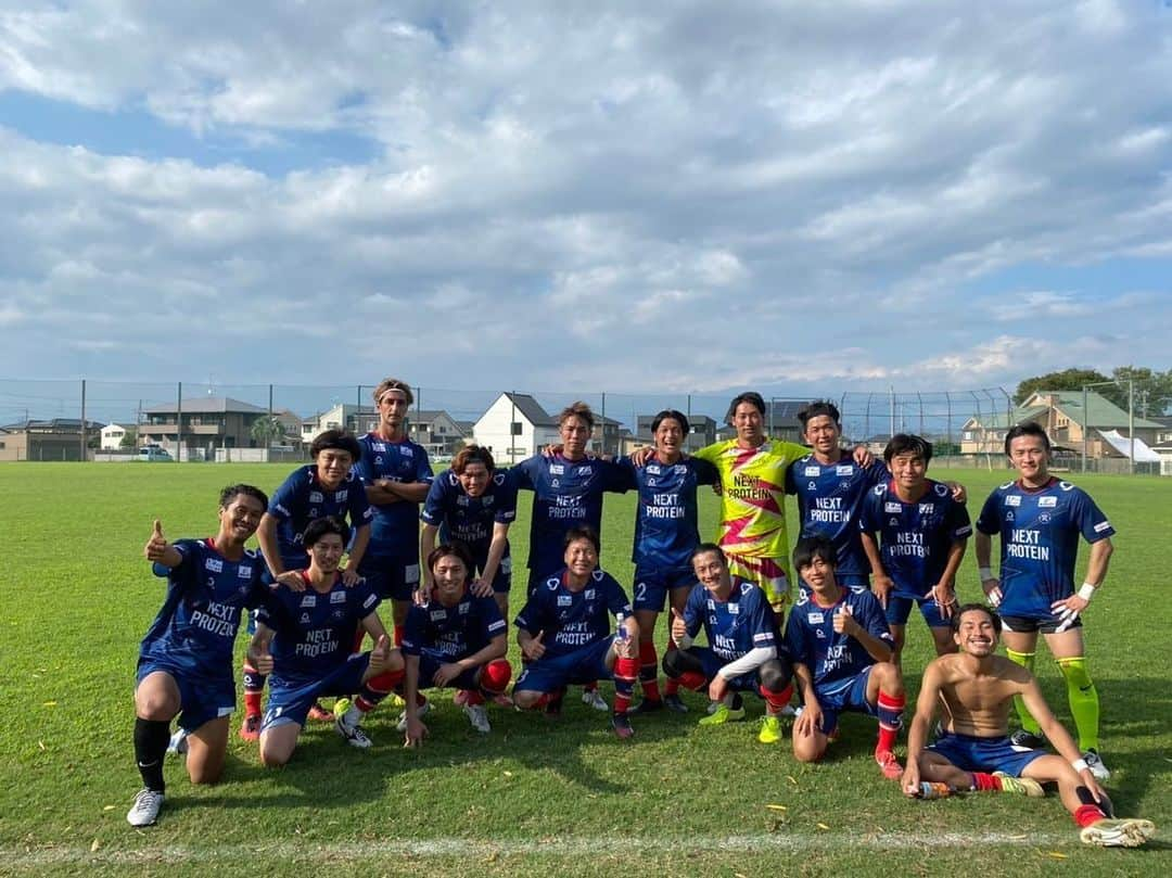 MCしんごのインスタグラム：「@revolutions2022 練習試合 VS フォールサ･ピオネーロ川越FC @forca_kawagoe   1本目 30分  1-1 ⭕️ 得点 ⑦ @activity_iga   2本目 30分 0-1 ❌  3本目 20分 2-0 ⭕️ 得点 ㊶ @kinematic_yoga  ⑪ @monster_milan11   4本目 15分 1-0 ⭕️ 得点  ⑪ @monster_milan11   課題も沢山ありましたが素直に勝利できたことが嬉しいです。 今後に向けてさらに連携深めて行きましょう。 個人的にもアジリティーあげてかないとな。  #黒部からのおくりもの と#アミノチャン で試合中の水分補給、栄養補給は完璧💯💮 試合の時ないと終わりますw @iac.inc 茶山社長 @y.chaabou  本当にいつもありがとうございます✨  試合後は #NEXTPROTEIN でダメージをうけた筋肉のリカバリーを‼️ 更には紫外線でダメージをうけた髪の毛も、シャンプー＆トリートメントでケアー！  試合前から試合後まで完璧なサポートです。 こんな環境を当たり前と思ったらだめ。 本当にサポートしてくださるスポンサー様、運営の皆様いつもありがとうございます。 どこよりもRevolutionsのユニについてます皆様のお名前が輝くよう頑張ります💪  #Revolutions #レボリューションズ #Revo #レボ #MIRAIZY #vitabrid_c12  #athlifes #zacsolution  #sugiteccorporation  #HAIRTIVE #travelworker #erectus #athten #サッカー #ソサイチ #フットサル #ちょいまねJAPAN #MCしんご #高萩洋次郎 #MIFA #SOCIETY #soccer #footsal #football #beachsoccer」